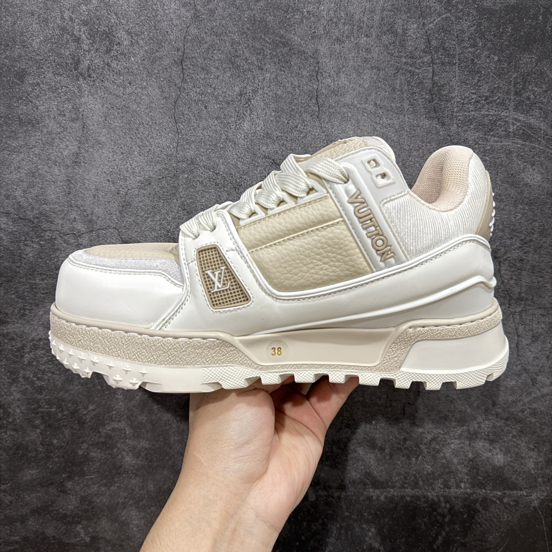 图片[2]-【LW纯原】驴家LV Trainer Maxi 胖丁系列 原版完美楦型 东莞大厂出产 品控胜过市面百分之95 原版正确TPU大底 大底克重500k 独家底磨 实物到手质感重量完全区别与市面版本。 开发费5w+ 质感媲美原版 密集度超高 区别于同行色泽质感 意大利进口头层一刀切小牛皮 皮料厚实度韧性高于市面 原版垫脚聚米微料加透气英伦网布 都是按正品一比一打造开发 不偷半点料 不掺半点假 细节原版一致 可对比 全包套原版包装配件 目前市面一梯队级别 ⚠市场太杂请注意混卖版本 可区别材料 版型 质感 包装配件 一切肉眼可见的细节。 尺码男女鞋 35 36 37 38 39 40 41 42 43 44 45 46-选品中心