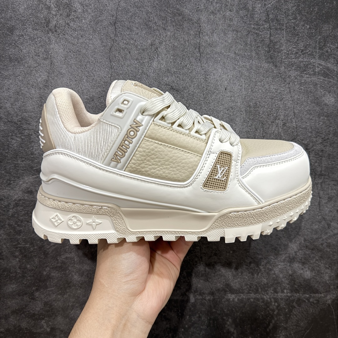 【LW纯原】驴家LV Trainer Maxi 胖丁系列 原版完美楦型 东莞大厂出产 品控胜过市面百分之95 原版正确TPU大底 大底克重500k 独家底磨 实物到手质感重量完全区别与市面版本。 开发费5w+ 质感媲美原版 密集度超高 区别于同行色泽质感 意大利进口头层一刀切小牛皮 皮料厚实度韧性高于市面 原版垫脚聚米微料加透气英伦网布 都是按正品一比一打造开发 不偷半点料 不掺半点假 细节原版一致 可对比 全包套原版包装配件 目前市面一梯队级别 ⚠市场太杂请注意混卖版本 可区别材料 版型 质感 包装配件 一切肉眼可见的细节。 尺码男女鞋 35 36 37 38 39 40 41 42 43 44 45 46-选品中心