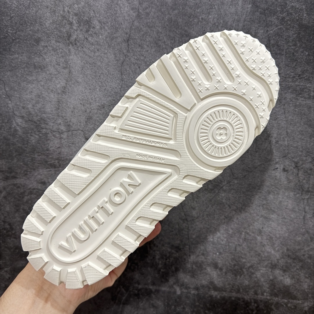 图片[9]-【LW纯原】驴家LV Trainer Maxi 胖丁系列 原版完美楦型 东莞大厂出产 品控胜过市面百分之95 原版正确TPU大底 大底克重500k 独家底磨 实物到手质感重量完全区别与市面版本。 开发费5w+ 质感媲美原版 密集度超高 区别于同行色泽质感 意大利进口头层一刀切小牛皮 皮料厚实度韧性高于市面 原版垫脚聚米微料加透气英伦网布 都是按正品一比一打造开发 不偷半点料 不掺半点假 细节原版一致 可对比 全包套原版包装配件 目前市面一梯队级别 ⚠市场太杂请注意混卖版本 可区别材料 版型 质感 包装配件 一切肉眼可见的细节。 尺码男女鞋 35 36 37 38 39 40 41 42 43 44 45 46-选品中心