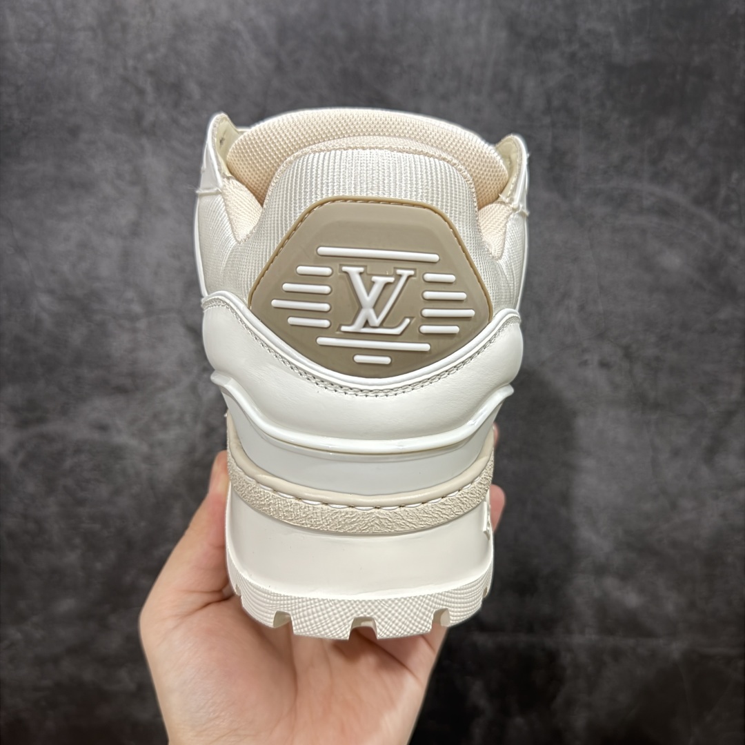 图片[4]-【LW纯原】驴家LV Trainer Maxi 胖丁系列 原版完美楦型 东莞大厂出产 品控胜过市面百分之95 原版正确TPU大底 大底克重500k 独家底磨 实物到手质感重量完全区别与市面版本。 开发费5w+ 质感媲美原版 密集度超高 区别于同行色泽质感 意大利进口头层一刀切小牛皮 皮料厚实度韧性高于市面 原版垫脚聚米微料加透气英伦网布 都是按正品一比一打造开发 不偷半点料 不掺半点假 细节原版一致 可对比 全包套原版包装配件 目前市面一梯队级别 ⚠市场太杂请注意混卖版本 可区别材料 版型 质感 包装配件 一切肉眼可见的细节。 尺码男女鞋 35 36 37 38 39 40 41 42 43 44 45 46-选品中心