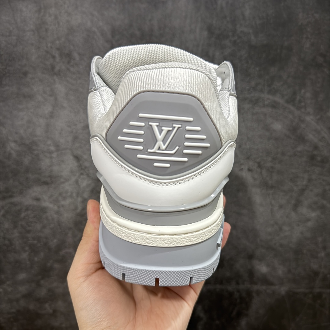 图片[4]-【LW纯原】驴家LV Trainer Maxi 胖丁系列 原版完美楦型 东莞大厂出产 品控胜过市面百分之95 原版正确TPU大底 大底克重500k 独家底磨 实物到手质感重量完全区别与市面版本。 开发费5w+ 质感媲美原版 密集度超高 区别于同行色泽质感 意大利进口头层一刀切小牛皮 皮料厚实度韧性高于市面 原版垫脚聚米微料加透气英伦网布 都是按正品一比一打造开发 不偷半点料 不掺半点假 细节原版一致 可对比 全包套原版包装配件 目前市面一梯队级别 ⚠市场太杂请注意混卖版本 可区别材料 版型 质感 包装配件 一切肉眼可见的细节。 尺码男女鞋 35 36 37 38 39 40 41 42 43 44 45 46-选品中心