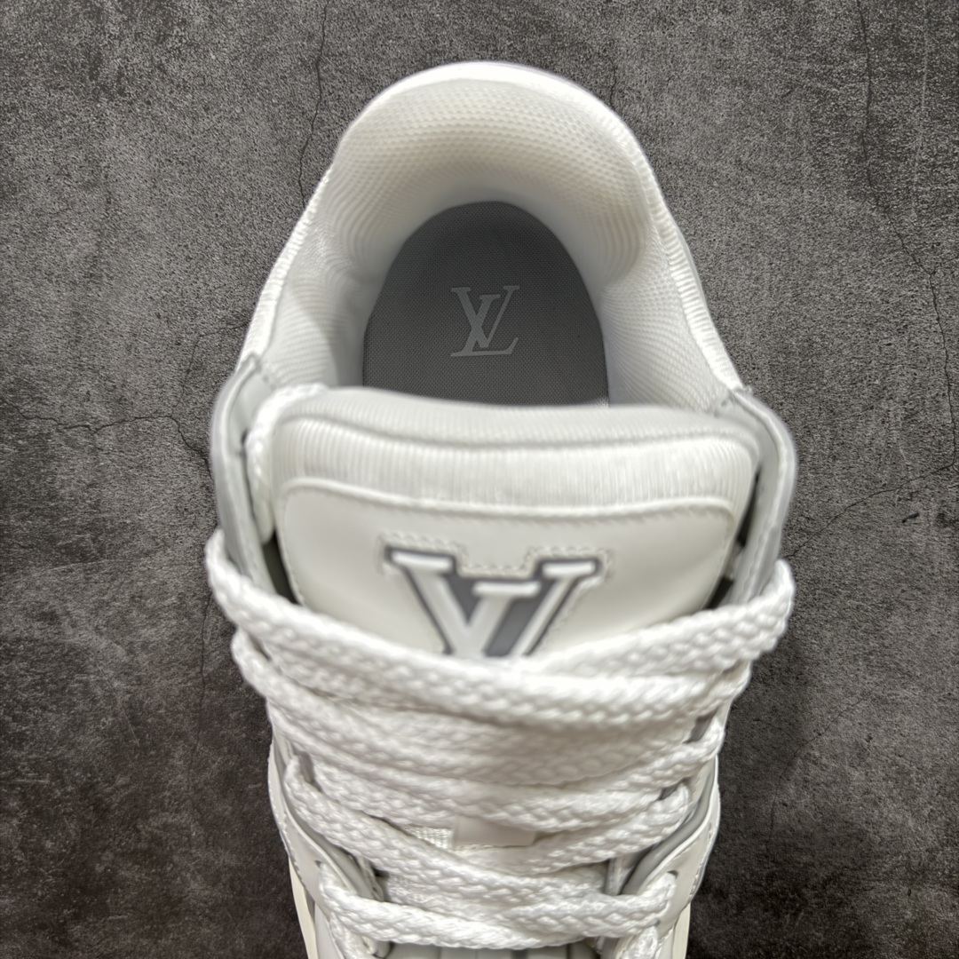 图片[8]-【LW纯原】驴家LV Trainer Maxi 胖丁系列 原版完美楦型 东莞大厂出产 品控胜过市面百分之95 原版正确TPU大底 大底克重500k 独家底磨 实物到手质感重量完全区别与市面版本。 开发费5w+ 质感媲美原版 密集度超高 区别于同行色泽质感 意大利进口头层一刀切小牛皮 皮料厚实度韧性高于市面 原版垫脚聚米微料加透气英伦网布 都是按正品一比一打造开发 不偷半点料 不掺半点假 细节原版一致 可对比 全包套原版包装配件 目前市面一梯队级别 ⚠市场太杂请注意混卖版本 可区别材料 版型 质感 包装配件 一切肉眼可见的细节。 尺码男女鞋 35 36 37 38 39 40 41 42 43 44 45 46-选品中心