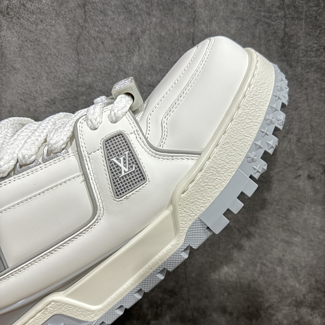 图片[6]-【LW纯原】驴家LV Trainer Maxi 胖丁系列 原版完美楦型 东莞大厂出产 品控胜过市面百分之95 原版正确TPU大底 大底克重500k 独家底磨 实物到手质感重量完全区别与市面版本。 开发费5w+ 质感媲美原版 密集度超高 区别于同行色泽质感 意大利进口头层一刀切小牛皮 皮料厚实度韧性高于市面 原版垫脚聚米微料加透气英伦网布 都是按正品一比一打造开发 不偷半点料 不掺半点假 细节原版一致 可对比 全包套原版包装配件 目前市面一梯队级别 ⚠市场太杂请注意混卖版本 可区别材料 版型 质感 包装配件 一切肉眼可见的细节。 尺码男女鞋 35 36 37 38 39 40 41 42 43 44 45 46-选品中心