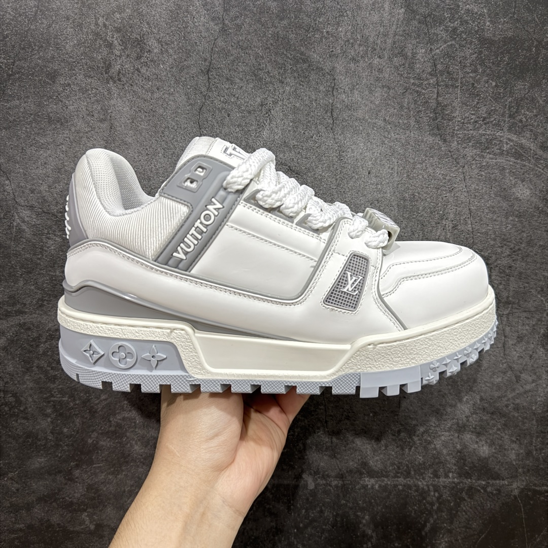 【LW纯原】驴家LV Trainer Maxi 胖丁系列 原版完美楦型 东莞大厂出产 品控胜过市面百分之95 原版正确TPU大底 大底克重500k 独家底磨 实物到手质感重量完全区别与市面版本。 开发费5w+ 质感媲美原版 密集度超高 区别于同行色泽质感 意大利进口头层一刀切小牛皮 皮料厚实度韧性高于市面 原版垫脚聚米微料加透气英伦网布 都是按正品一比一打造开发 不偷半点料 不掺半点假 细节原版一致 可对比 全包套原版包装配件 目前市面一梯队级别 ⚠市场太杂请注意混卖版本 可区别材料 版型 质感 包装配件 一切肉眼可见的细节。 尺码男女鞋 35 36 37 38 39 40 41 42 43 44 45 46-选品中心
