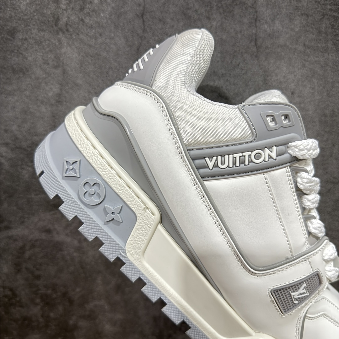 图片[7]-【LW纯原】驴家LV Trainer Maxi 胖丁系列 原版完美楦型 东莞大厂出产 品控胜过市面百分之95 原版正确TPU大底 大底克重500k 独家底磨 实物到手质感重量完全区别与市面版本。 开发费5w+ 质感媲美原版 密集度超高 区别于同行色泽质感 意大利进口头层一刀切小牛皮 皮料厚实度韧性高于市面 原版垫脚聚米微料加透气英伦网布 都是按正品一比一打造开发 不偷半点料 不掺半点假 细节原版一致 可对比 全包套原版包装配件 目前市面一梯队级别 ⚠市场太杂请注意混卖版本 可区别材料 版型 质感 包装配件 一切肉眼可见的细节。 尺码男女鞋 35 36 37 38 39 40 41 42 43 44 45 46-选品中心