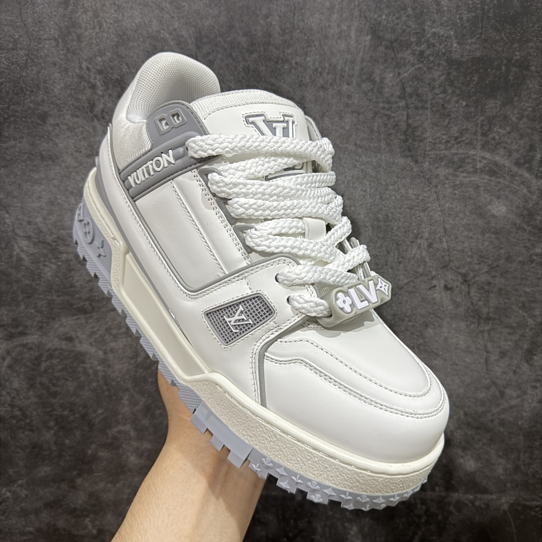 图片[3]-【LW纯原】驴家LV Trainer Maxi 胖丁系列 原版完美楦型 东莞大厂出产 品控胜过市面百分之95 原版正确TPU大底 大底克重500k 独家底磨 实物到手质感重量完全区别与市面版本。 开发费5w+ 质感媲美原版 密集度超高 区别于同行色泽质感 意大利进口头层一刀切小牛皮 皮料厚实度韧性高于市面 原版垫脚聚米微料加透气英伦网布 都是按正品一比一打造开发 不偷半点料 不掺半点假 细节原版一致 可对比 全包套原版包装配件 目前市面一梯队级别 ⚠市场太杂请注意混卖版本 可区别材料 版型 质感 包装配件 一切肉眼可见的细节。 尺码男女鞋 35 36 37 38 39 40 41 42 43 44 45 46-选品中心