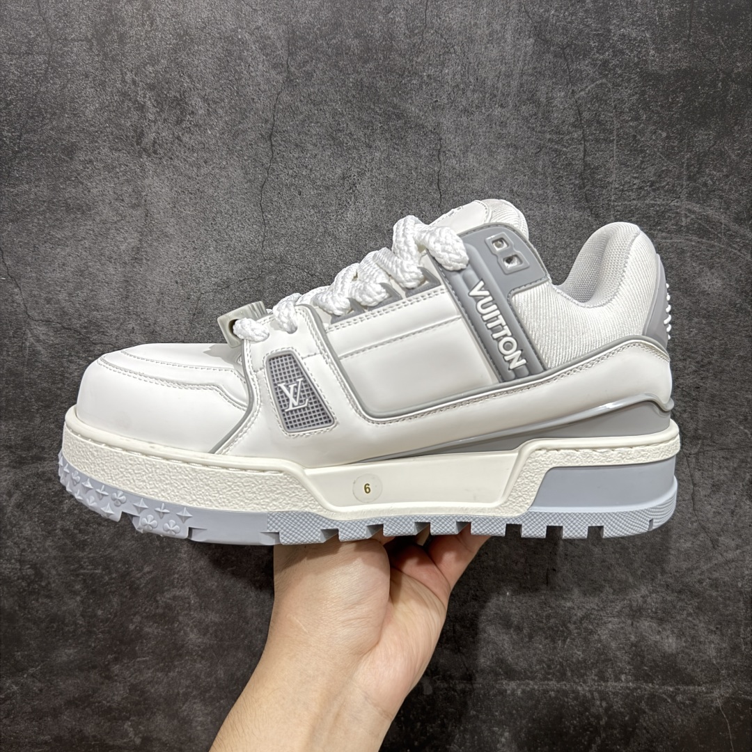 图片[2]-【LW纯原】驴家LV Trainer Maxi 胖丁系列 原版完美楦型 东莞大厂出产 品控胜过市面百分之95 原版正确TPU大底 大底克重500k 独家底磨 实物到手质感重量完全区别与市面版本。 开发费5w+ 质感媲美原版 密集度超高 区别于同行色泽质感 意大利进口头层一刀切小牛皮 皮料厚实度韧性高于市面 原版垫脚聚米微料加透气英伦网布 都是按正品一比一打造开发 不偷半点料 不掺半点假 细节原版一致 可对比 全包套原版包装配件 目前市面一梯队级别 ⚠市场太杂请注意混卖版本 可区别材料 版型 质感 包装配件 一切肉眼可见的细节。 尺码男女鞋 35 36 37 38 39 40 41 42 43 44 45 46-选品中心