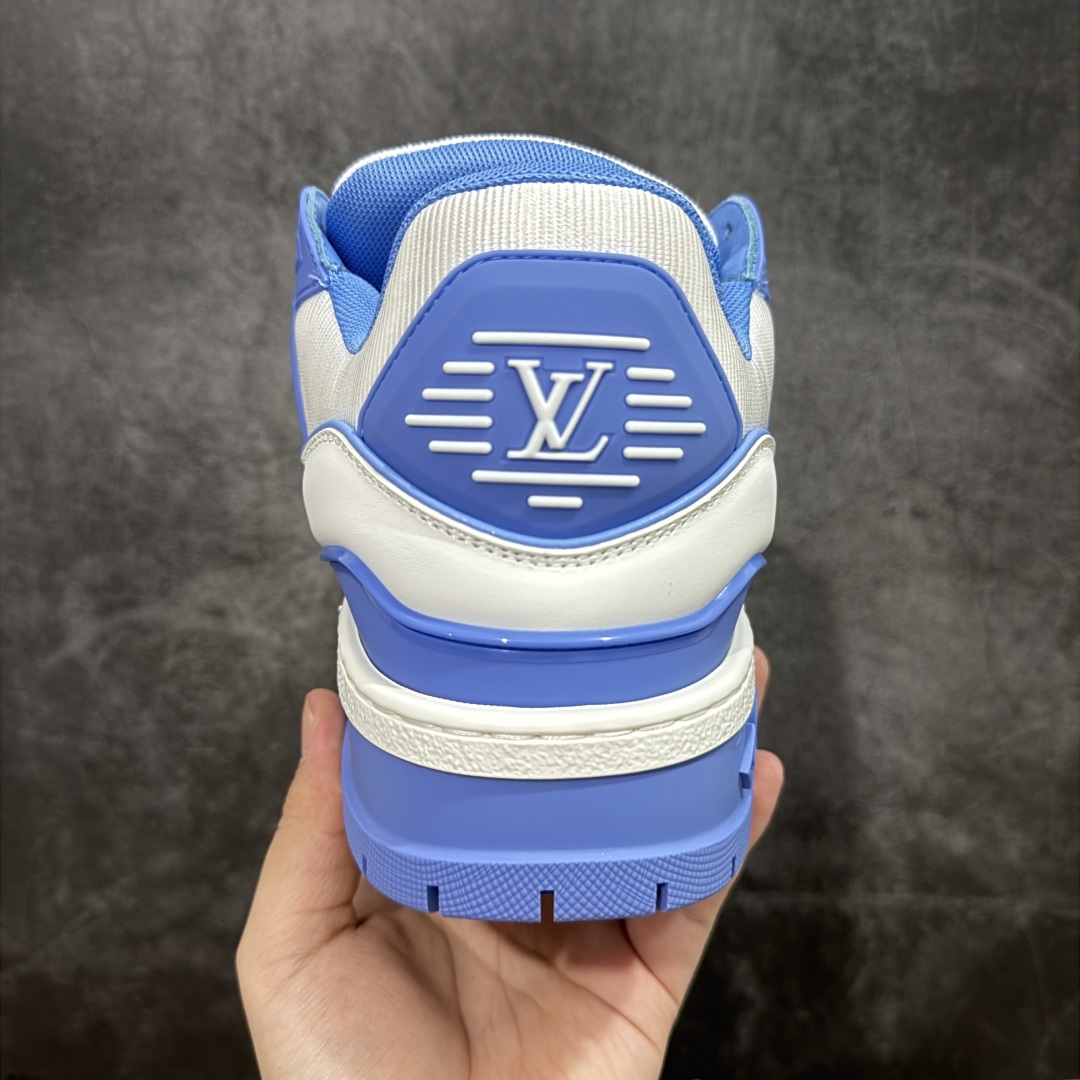 图片[4]-【LW纯原】驴家LV Trainer Maxi 胖丁系列 原版完美楦型 东莞大厂出产 品控胜过市面百分之95 原版正确TPU大底 大底克重500k 独家底磨 实物到手质感重量完全区别与市面版本。 开发费5w+ 质感媲美原版 密集度超高 区别于同行色泽质感 意大利进口头层一刀切小牛皮 皮料厚实度韧性高于市面 原版垫脚聚米微料加透气英伦网布 都是按正品一比一打造开发 不偷半点料 不掺半点假 细节原版一致 可对比 全包套原版包装配件 目前市面一梯队级别 ⚠市场太杂请注意混卖版本 可区别材料 版型 质感 包装配件 一切肉眼可见的细节。 尺码男女鞋 35 36 37 38 39 40 41 42 43 44 45 46-选品中心