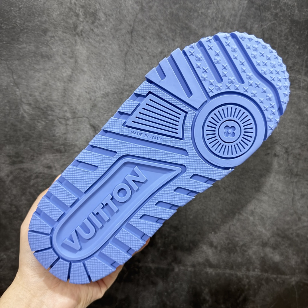 图片[9]-【LW纯原】驴家LV Trainer Maxi 胖丁系列 原版完美楦型 东莞大厂出产 品控胜过市面百分之95 原版正确TPU大底 大底克重500k 独家底磨 实物到手质感重量完全区别与市面版本。 开发费5w+ 质感媲美原版 密集度超高 区别于同行色泽质感 意大利进口头层一刀切小牛皮 皮料厚实度韧性高于市面 原版垫脚聚米微料加透气英伦网布 都是按正品一比一打造开发 不偷半点料 不掺半点假 细节原版一致 可对比 全包套原版包装配件 目前市面一梯队级别 ⚠市场太杂请注意混卖版本 可区别材料 版型 质感 包装配件 一切肉眼可见的细节。 尺码男女鞋 35 36 37 38 39 40 41 42 43 44 45 46-选品中心