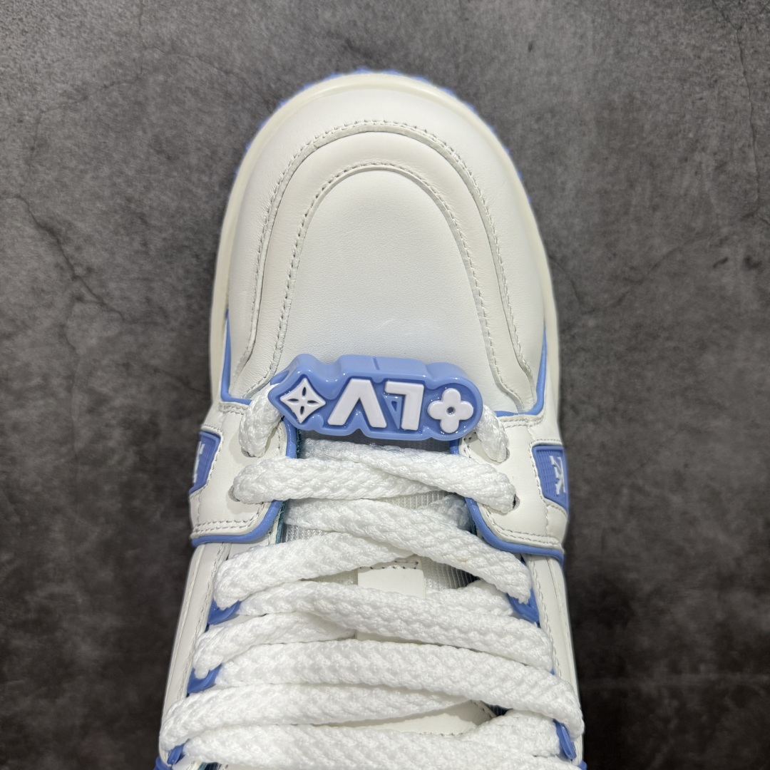 图片[5]-【LW纯原】驴家LV Trainer Maxi 胖丁系列 原版完美楦型 东莞大厂出产 品控胜过市面百分之95 原版正确TPU大底 大底克重500k 独家底磨 实物到手质感重量完全区别与市面版本。 开发费5w+ 质感媲美原版 密集度超高 区别于同行色泽质感 意大利进口头层一刀切小牛皮 皮料厚实度韧性高于市面 原版垫脚聚米微料加透气英伦网布 都是按正品一比一打造开发 不偷半点料 不掺半点假 细节原版一致 可对比 全包套原版包装配件 目前市面一梯队级别 ⚠市场太杂请注意混卖版本 可区别材料 版型 质感 包装配件 一切肉眼可见的细节。 尺码男女鞋 35 36 37 38 39 40 41 42 43 44 45 46-选品中心