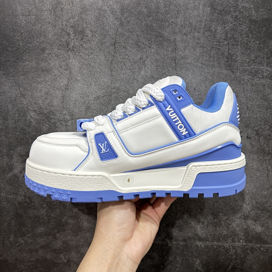 图片[2]-【LW纯原】驴家LV Trainer Maxi 胖丁系列 原版完美楦型 东莞大厂出产 品控胜过市面百分之95 原版正确TPU大底 大底克重500k 独家底磨 实物到手质感重量完全区别与市面版本。 开发费5w+ 质感媲美原版 密集度超高 区别于同行色泽质感 意大利进口头层一刀切小牛皮 皮料厚实度韧性高于市面 原版垫脚聚米微料加透气英伦网布 都是按正品一比一打造开发 不偷半点料 不掺半点假 细节原版一致 可对比 全包套原版包装配件 目前市面一梯队级别 ⚠市场太杂请注意混卖版本 可区别材料 版型 质感 包装配件 一切肉眼可见的细节。 尺码男女鞋 35 36 37 38 39 40 41 42 43 44 45 46-选品中心