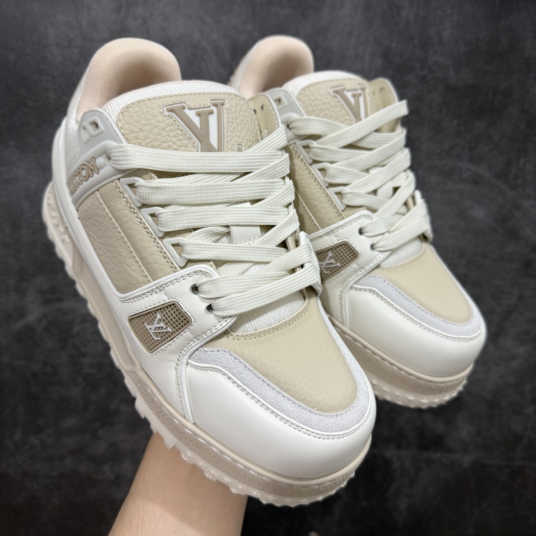 图片[4]-【LW纯原】驴家LV Trainer Maxi 胖丁系列 原版完美楦型 东莞大厂出产 品控胜过市面百分之95 原版正确TPU大底 大底克重500k 独家底磨 实物到手质感重量完全区别与市面版本。 开发费5w+ 质感媲美原版 密集度超高 区别于同行色泽质感 意大利进口头层一刀切小牛皮 皮料厚实度韧性高于市面 原版垫脚聚米微料加透气英伦网布 都是按正品一比一打造开发 不偷半点料 不掺半点假 细节原版一致 可对比 全包套原版包装配件 目前市面一梯队级别 ⚠市场太杂请注意混卖版本 可区别材料 版型 质感 包装配件 一切肉眼可见的细节。 尺码男女鞋 35 36 37 38 39 40 41 42 43 44 45 46-选品中心