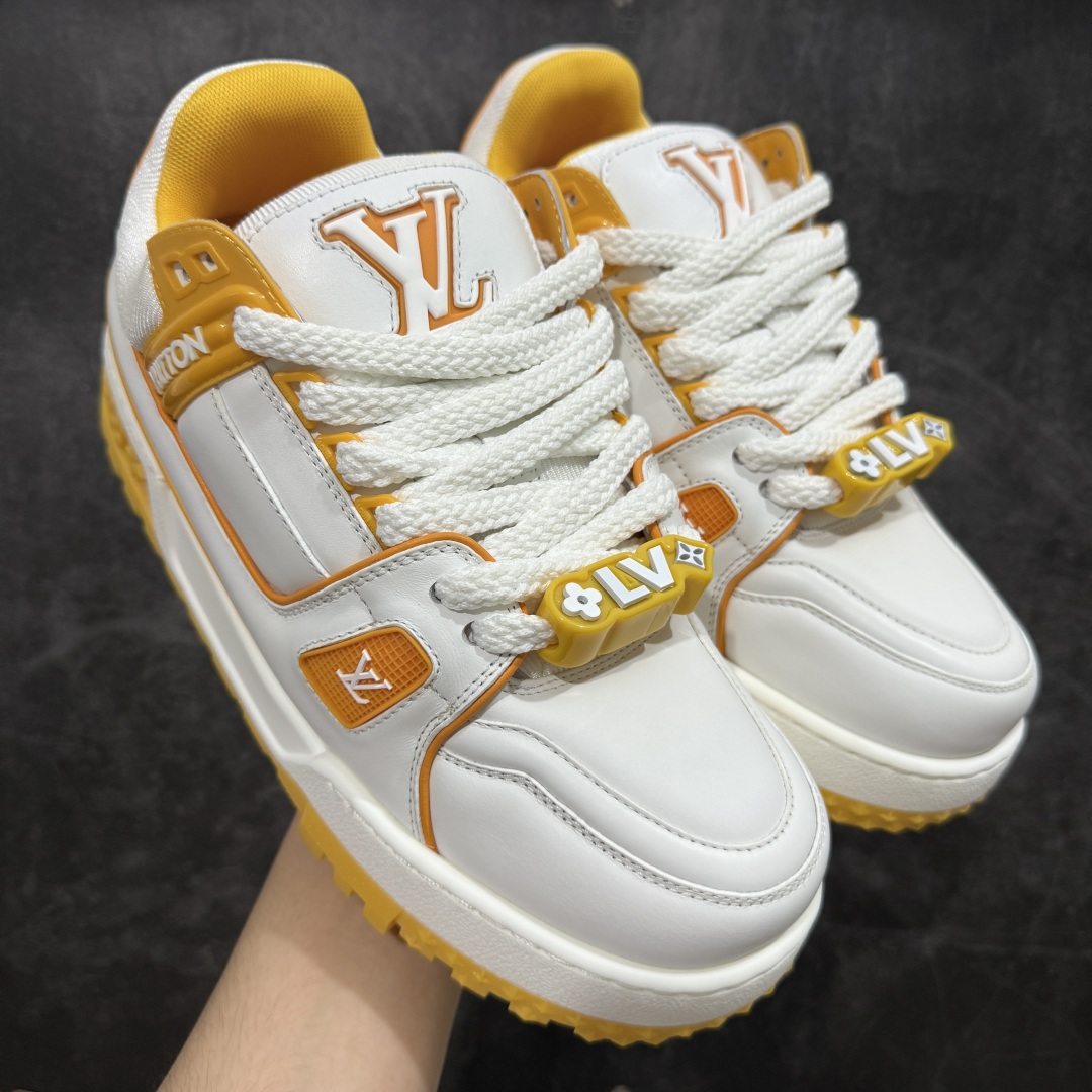 图片[6]-【LW纯原】驴家LV Trainer Maxi 胖丁系列 原版完美楦型 东莞大厂出产 品控胜过市面百分之95 原版正确TPU大底 大底克重500k 独家底磨 实物到手质感重量完全区别与市面版本。 开发费5w+ 质感媲美原版 密集度超高 区别于同行色泽质感 意大利进口头层一刀切小牛皮 皮料厚实度韧性高于市面 原版垫脚聚米微料加透气英伦网布 都是按正品一比一打造开发 不偷半点料 不掺半点假 细节原版一致 可对比 全包套原版包装配件 目前市面一梯队级别 ⚠市场太杂请注意混卖版本 可区别材料 版型 质感 包装配件 一切肉眼可见的细节。 尺码男女鞋 35 36 37 38 39 40 41 42 43 44 45 46-选品中心