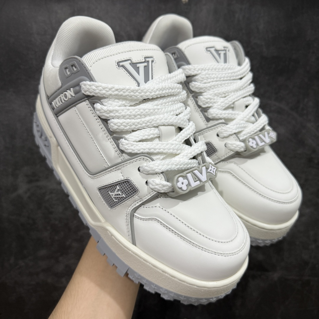 图片[3]-【LW纯原】驴家LV Trainer Maxi 胖丁系列 原版完美楦型 东莞大厂出产 品控胜过市面百分之95 原版正确TPU大底 大底克重500k 独家底磨 实物到手质感重量完全区别与市面版本。 开发费5w+ 质感媲美原版 密集度超高 区别于同行色泽质感 意大利进口头层一刀切小牛皮 皮料厚实度韧性高于市面 原版垫脚聚米微料加透气英伦网布 都是按正品一比一打造开发 不偷半点料 不掺半点假 细节原版一致 可对比 全包套原版包装配件 目前市面一梯队级别 ⚠市场太杂请注意混卖版本 可区别材料 版型 质感 包装配件 一切肉眼可见的细节。 尺码男女鞋 35 36 37 38 39 40 41 42 43 44 45 46-选品中心