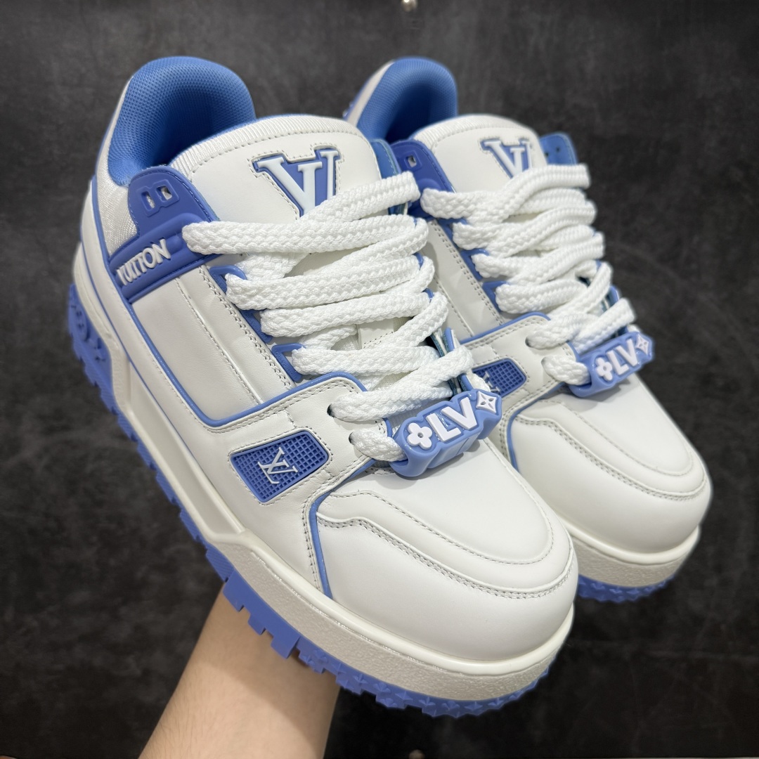 【LW纯原】驴家LV Trainer Maxi 胖丁系列 原版完美楦型 东莞大厂出产 品控胜过市面百分之95 原版正确TPU大底 大底克重500k 独家底磨 实物到手质感重量完全区别与市面版本。 开发费5w+ 质感媲美原版 密集度超高 区别于同行色泽质感 意大利进口头层一刀切小牛皮 皮料厚实度韧性高于市面 原版垫脚聚米微料加透气英伦网布 都是按正品一比一打造开发 不偷半点料 不掺半点假 细节原版一致 可对比 全包套原版包装配件 目前市面一梯队级别 ⚠市场太杂请注意混卖版本 可区别材料 版型 质感 包装配件 一切肉眼可见的细节。 尺码男女鞋 35 36 37 38 39 40 41 42 43 44 45 46-选品中心