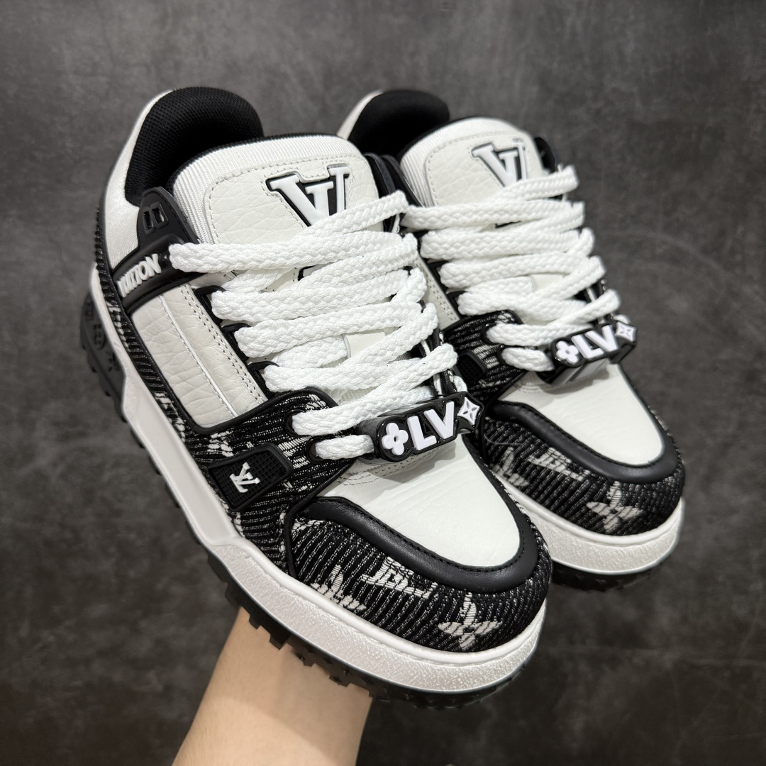 图片[2]-【LW纯原】驴家LV Trainer Maxi 胖丁系列 原版完美楦型 东莞大厂出产 品控胜过市面百分之95 原版正确TPU大底 大底克重500k 独家底磨 实物到手质感重量完全区别与市面版本。 开发费5w+ 质感媲美原版 密集度超高 区别于同行色泽质感 意大利进口头层一刀切小牛皮 皮料厚实度韧性高于市面 原版垫脚聚米微料加透气英伦网布 都是按正品一比一打造开发 不偷半点料 不掺半点假 细节原版一致 可对比 全包套原版包装配件 目前市面一梯队级别 ⚠市场太杂请注意混卖版本 可区别材料 版型 质感 包装配件 一切肉眼可见的细节。 尺码男女鞋 35 36 37 38 39 40 41 42 43 44 45 46-选品中心