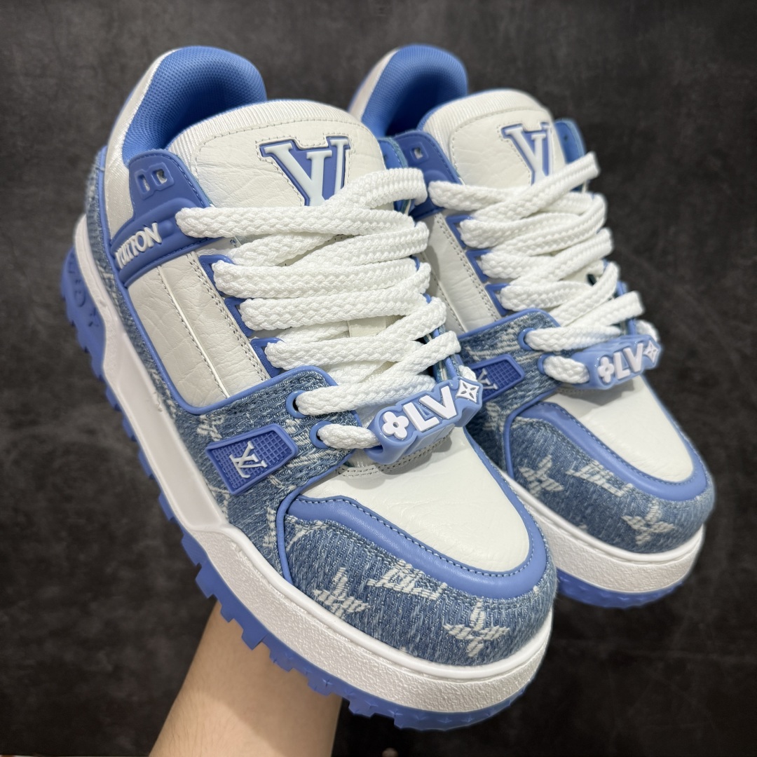 图片[5]-【LW纯原】驴家LV Trainer Maxi 胖丁系列 原版完美楦型 东莞大厂出产 品控胜过市面百分之95 原版正确TPU大底 大底克重500k 独家底磨 实物到手质感重量完全区别与市面版本。 开发费5w+ 质感媲美原版 密集度超高 区别于同行色泽质感 意大利进口头层一刀切小牛皮 皮料厚实度韧性高于市面 原版垫脚聚米微料加透气英伦网布 都是按正品一比一打造开发 不偷半点料 不掺半点假 细节原版一致 可对比 全包套原版包装配件 目前市面一梯队级别 ⚠市场太杂请注意混卖版本 可区别材料 版型 质感 包装配件 一切肉眼可见的细节。 尺码男女鞋 35 36 37 38 39 40 41 42 43 44 45 46-选品中心