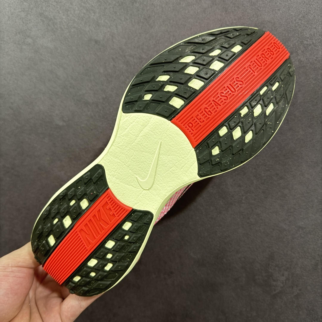图片[9]-【RS纯原】Nike Pegasus Plus 超级飞马系列马拉松跑步鞋 HV3022-600 平台专供 充正品质 之前未流通市场版本 内里嵌入定型海绵 中底搭载前Zoom+全掌React配置 全部原鞋开发打造 所有细节全部同步原版 全新一代拥有 Zoom Air 一如既往的稳定感和流畅感 鞋面采用工程网眼设计 为特定高热区域营造出色透气性 进一步增加鞋面的穿孔数量 让足部能够快速散热 中足搭配 Flywire 飞线 在高速运动时营造舒适稳定的贴合感 内置Zoon气垫加持 动力十足！ 尺码：36 36.5 37.5 38 38.5 39 40-选品中心