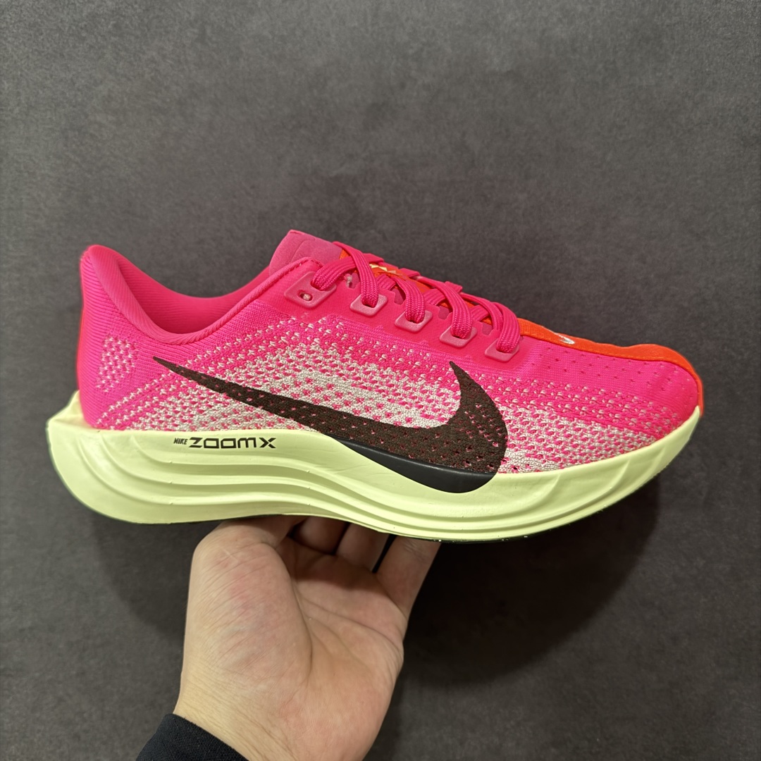 【RS纯原】Nike Pegasus Plus 超级飞马系列马拉松跑步鞋 HV3022-600 平台专供 充正品质 之前未流通市场版本 内里嵌入定型海绵 中底搭载前Zoom+全掌React配置 全部原鞋开发打造 所有细节全部同步原版 全新一代拥有 Zoom Air 一如既往的稳定感和流畅感 鞋面采用工程网眼设计 为特定高热区域营造出色透气性 进一步增加鞋面的穿孔数量 让足部能够快速散热 中足搭配 Flywire 飞线 在高速运动时营造舒适稳定的贴合感 内置Zoon气垫加持 动力十足！ 尺码：36 36.5 37.5 38 38.5 39 40-选品中心