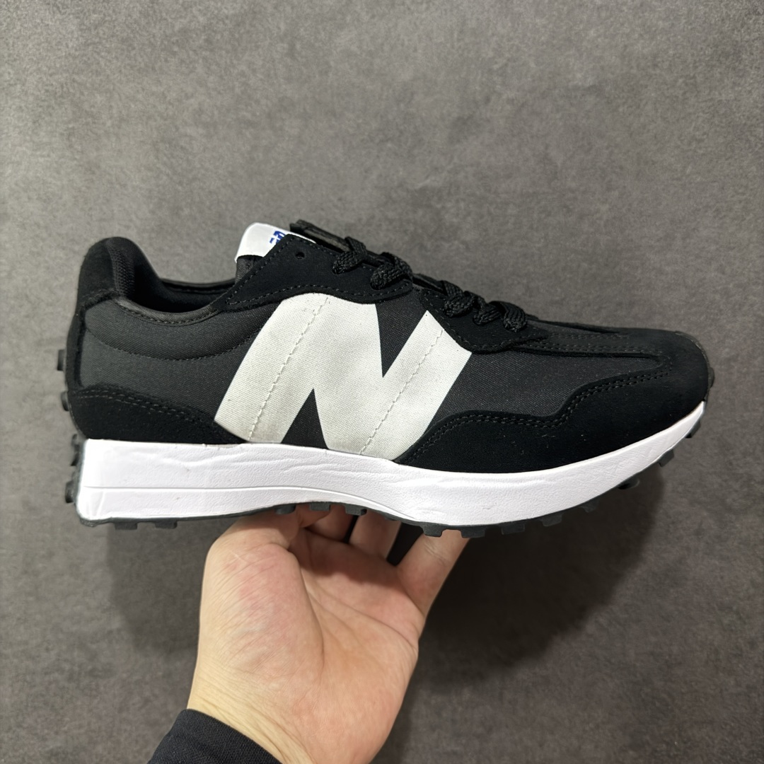 【K8版本】NB新百伦New Balance NB327系列复古休闲运动慢跑鞋 MS327CBW 全新 New Balance 327 系列,以更纯粹的复古风格设计打造的全新造型。侧身还以解构设计,将 N 字标志以做旧压花样式呈现,样式别具新意。而麂皮、冲孔皮革的塑造,则呈现出高级怀旧气质,也让鞋款在奢华时装风格与运动氛围之间达到了平衡。 尺码:36~45半-选品中心