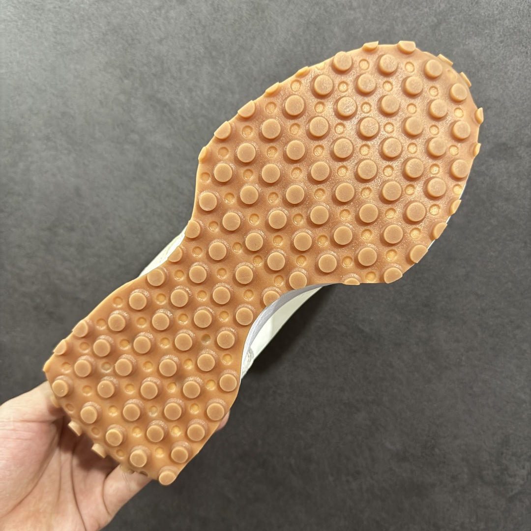 图片[9]-【K8版本】NB新百伦New Balance NB327系列复古休闲运动慢跑鞋 WS327AN 全新 New Balance 327 系列，以更纯粹的复古风格设计打造的全新造型。侧身还以解构设计，将 N 字标志以做旧压花样式呈现，样式别具新意。而麂皮、冲孔皮革的塑造，则呈现出高级怀旧气质，也让鞋款在奢华时装风格与运动氛围之间达到了平衡。 尺码：36～45半-选品中心