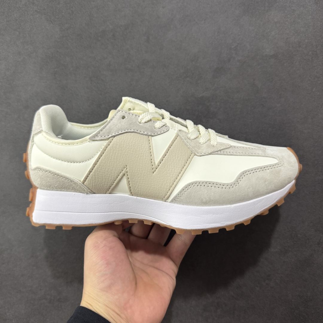 【K8版本】NB新百伦New Balance NB327系列复古休闲运动慢跑鞋 WS327AN 全新 New Balance 327 系列,以更纯粹的复古风格设计打造的全新造型。侧身还以解构设计,将 N 字标志以做旧压花样式呈现,样式别具新意。而麂皮、冲孔皮革的塑造,则呈现出高级怀旧气质,也让鞋款在奢华时装风格与运动氛围之间达到了平衡。 尺码:36~45半-选品中心