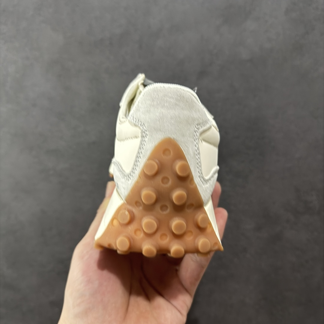 图片[4]-【K8版本】NB新百伦New Balance NB327系列复古休闲运动慢跑鞋 WS327LT 全新 New Balance 327 系列，以更纯粹的复古风格设计打造的全新造型。侧身还以解构设计，将 N 字标志以做旧压花样式呈现，样式别具新意。而麂皮、冲孔皮革的塑造，则呈现出高级怀旧气质，也让鞋款在奢华时装风格与运动氛围之间达到了平衡。 尺码：36～45半-选品中心