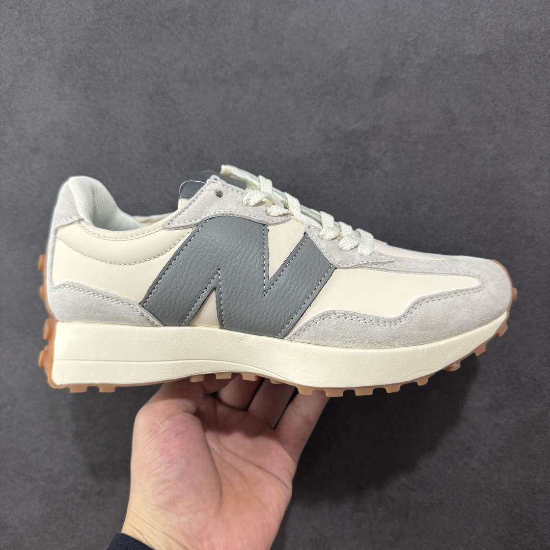 【K8版本】NB新百伦New Balance NB327系列复古休闲运动慢跑鞋 WS327LT 全新 New Balance 327 系列,以更纯粹的复古风格设计打造的全新造型。侧身还以解构设计,将 N 字标志以做旧压花样式呈现,样式别具新意。而麂皮、冲孔皮革的塑造,则呈现出高级怀旧气质,也让鞋款在奢华时装风格与运动氛围之间达到了平衡。 尺码:36~45半-选品中心