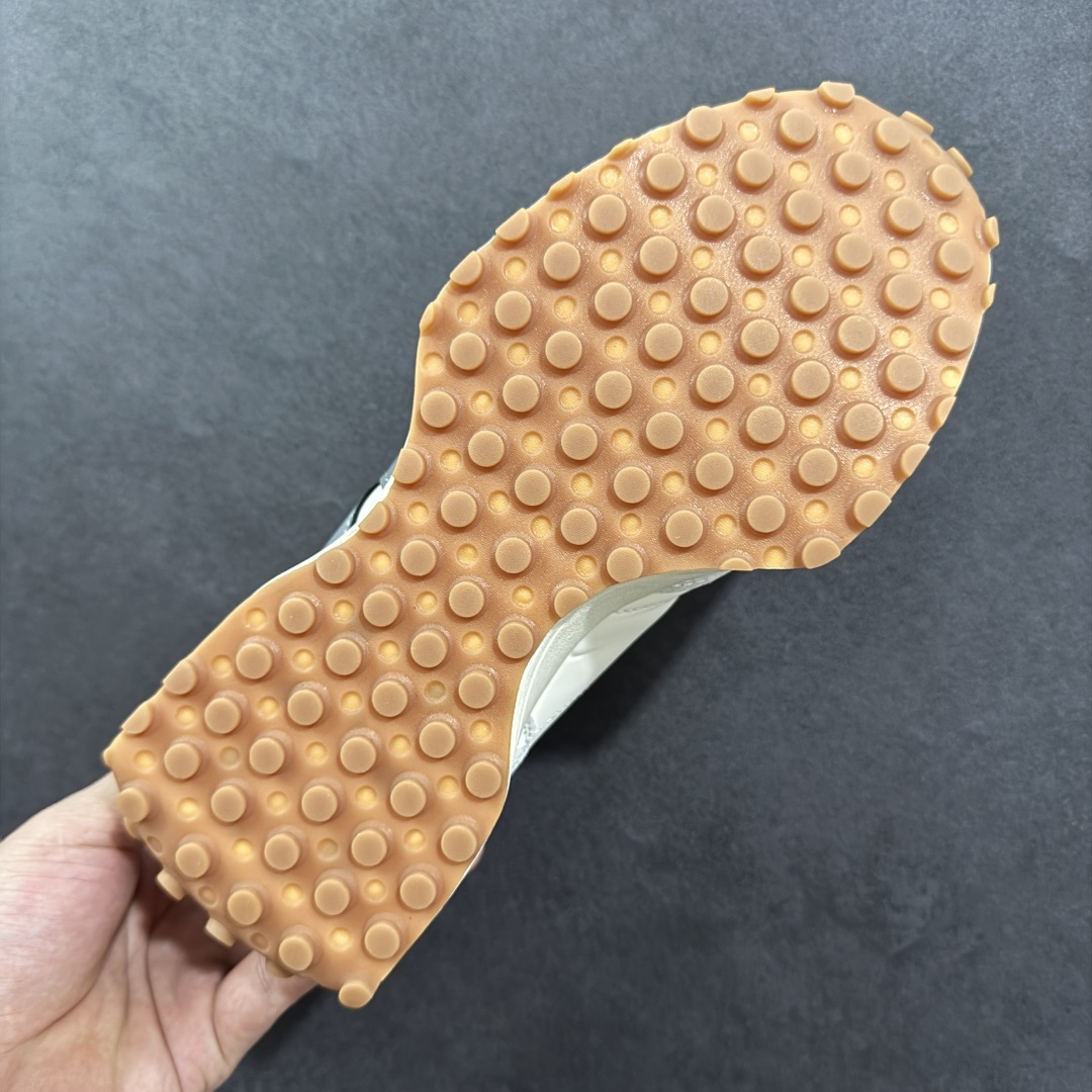 图片[9]-【K8版本】NB新百伦New Balance NB327系列复古休闲运动慢跑鞋 WS327LT 全新 New Balance 327 系列，以更纯粹的复古风格设计打造的全新造型。侧身还以解构设计，将 N 字标志以做旧压花样式呈现，样式别具新意。而麂皮、冲孔皮革的塑造，则呈现出高级怀旧气质，也让鞋款在奢华时装风格与运动氛围之间达到了平衡。 尺码：36～45半-选品中心