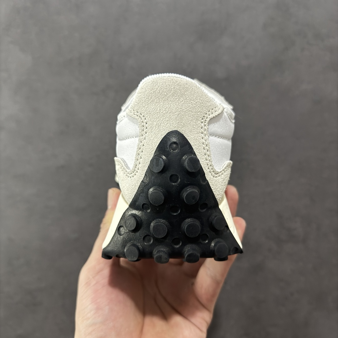 图片[4]-【K8版本】NB新百伦New Balance NB327系列复古休闲运动慢跑鞋 WS327CD 全新 New Balance 327 系列，以更纯粹的复古风格设计打造的全新造型。侧身还以解构设计，将 N 字标志以做旧压花样式呈现，样式别具新意。而麂皮、冲孔皮革的塑造，则呈现出高级怀旧气质，也让鞋款在奢华时装风格与运动氛围之间达到了平衡。 尺码：36～45半-选品中心