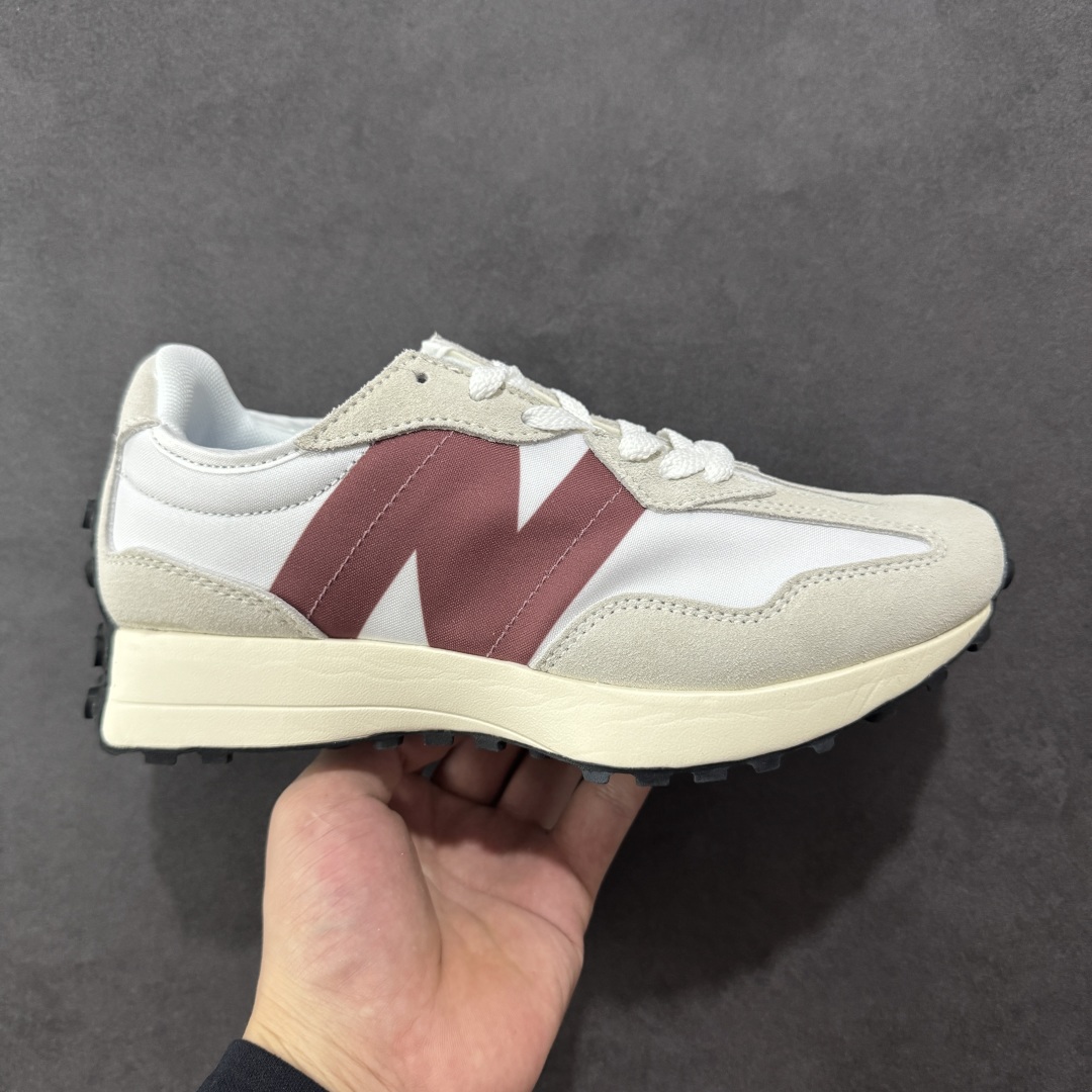 【K8版本】NB新百伦New Balance NB327系列复古休闲运动慢跑鞋 WS327CD 全新 New Balance 327 系列,以更纯粹的复古风格设计打造的全新造型。侧身还以解构设计,将 N 字标志以做旧压花样式呈现,样式别具新意。而麂皮、冲孔皮革的塑造,则呈现出高级怀旧气质,也让鞋款在奢华时装风格与运动氛围之间达到了平衡。 尺码:36~45半-选品中心