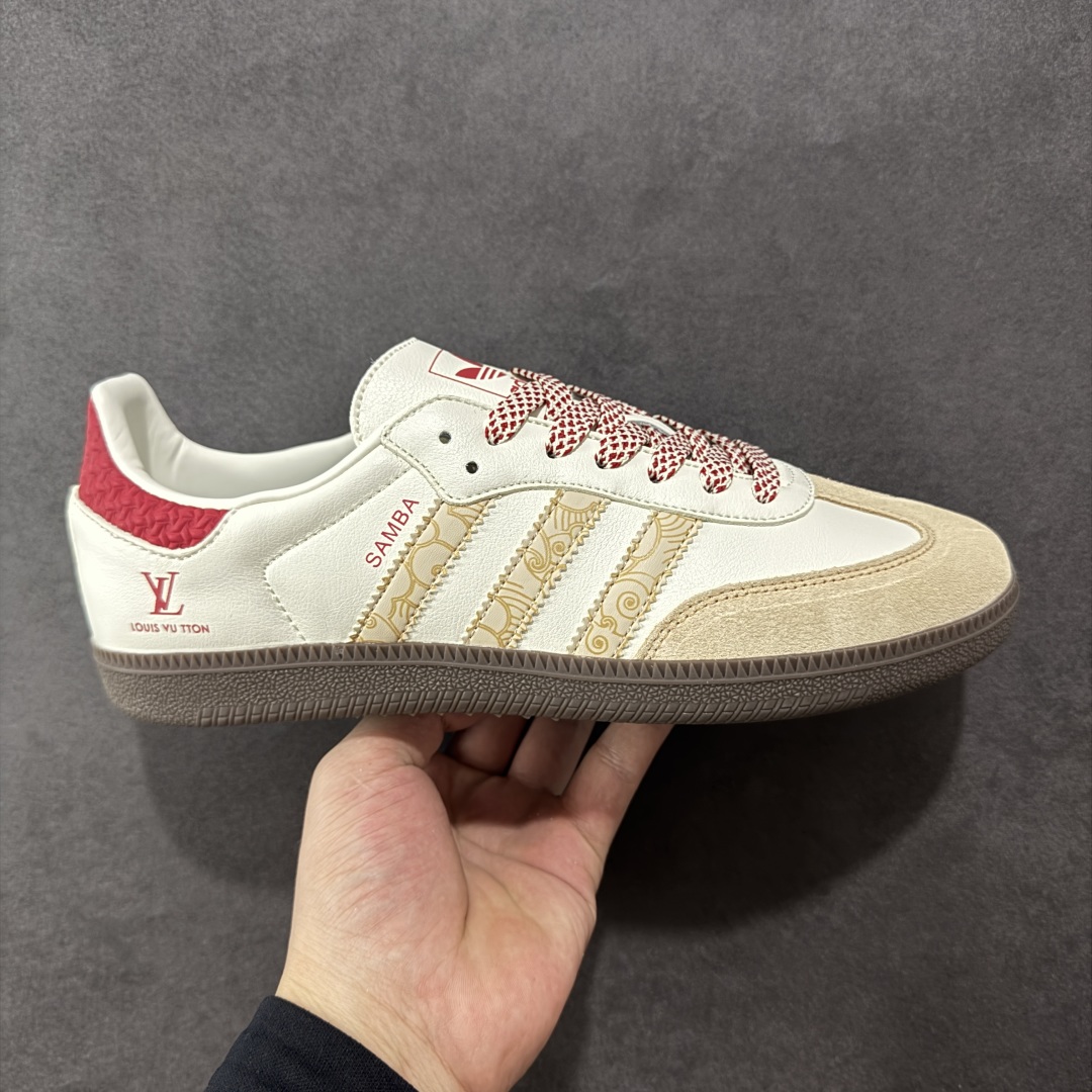 【定制版】adidas originals Samba OG x Louis Vuitton 棕白红 桑巴舞系列复古经典轻便板鞋 此款以简约大方的造型设计 给人以随性休闲的时尚格调 穿着舒适轻便,运动灵活自如 满足日常个性穿搭 货号:GJ75810 尺码:36 36.5 37 38 38.5 39 40 40.5 41 42 42.5 43 44 44.5 45-选品中心