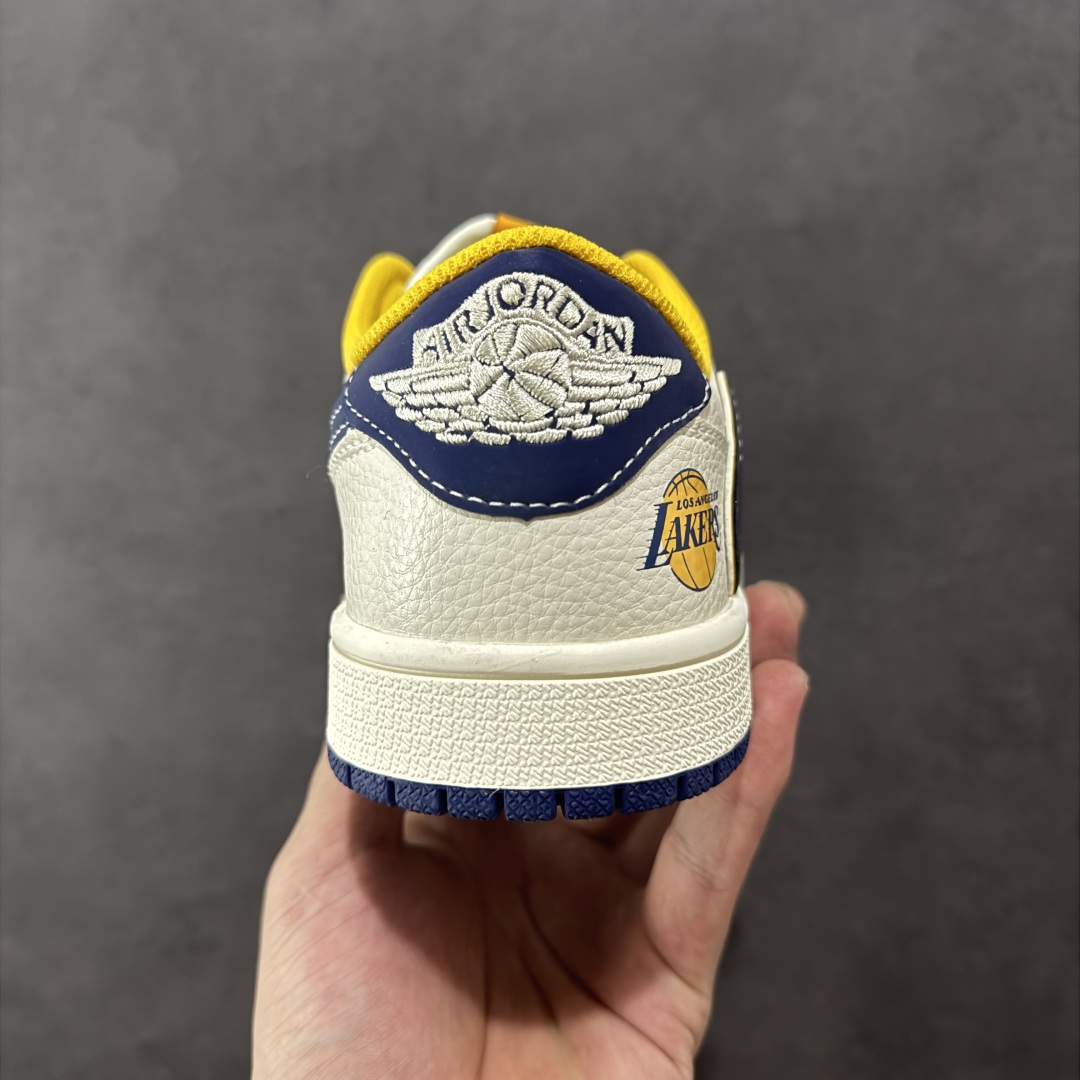 图片[4]-【定制版】Travis Scott x Nike Air Jordan 1 Low x LOS ANGELES Air Jordan 1 Low 反转洛杉矶湖人白黄小勾满天星倒钩 纯原版本 全鞋采用原装头层皮，用料扎实 精雕细琢 鞋型极致还原 飞翼3D打印改良 深度立体 四线中底拉帮皮料选材 钢印 背胶一应俱全 全新批次 原装原模大底全鞋原厂定制皮料，手感细腻正确折边工艺 完美细节诠释 货号：XB1979 007 尺码：36 36.5 37.5 38 38.5 39 40 40.5 41 42 42.5 43 44 44.5 45-选品中心