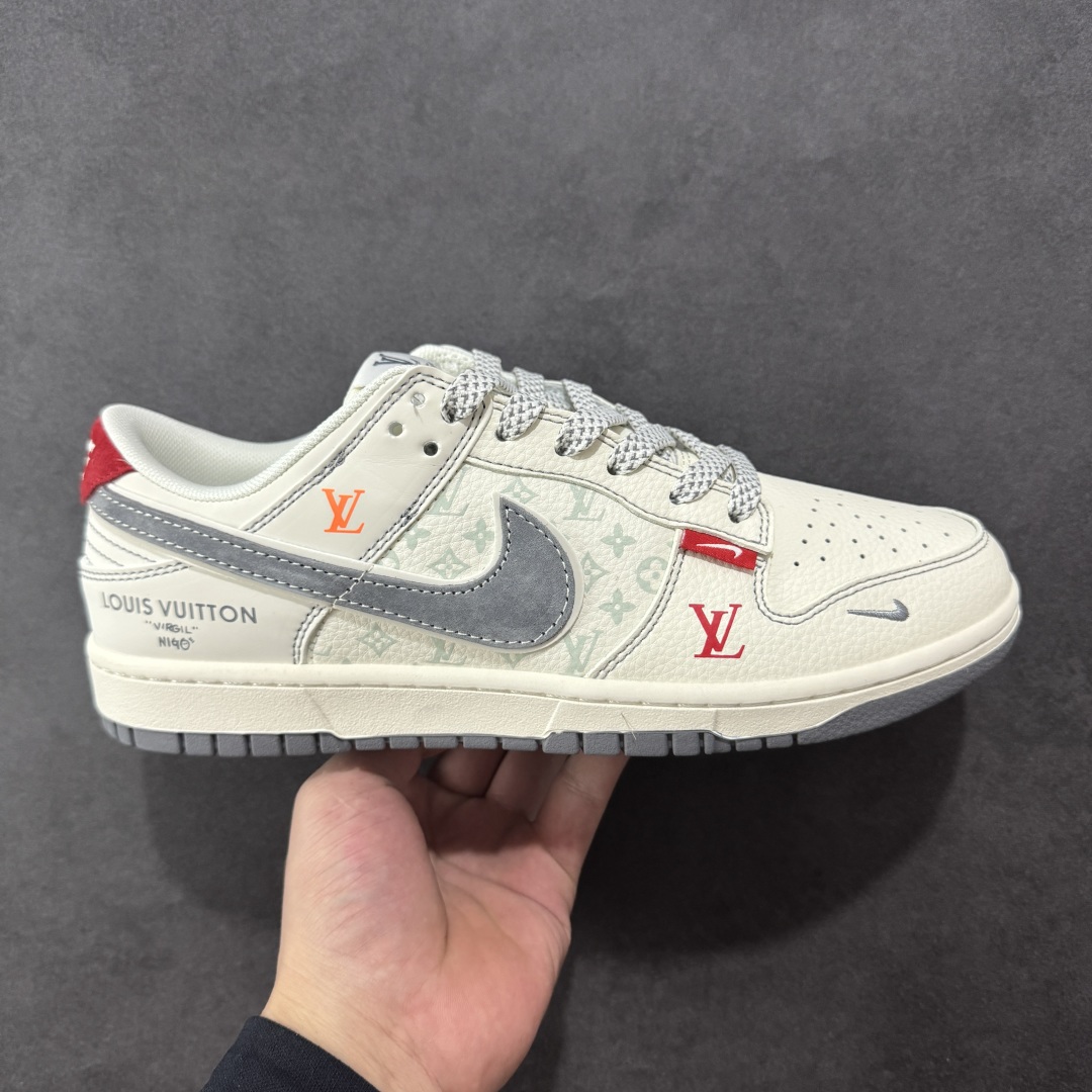 【定制版】Nike SB Dunk Low LV 灰勾底红尾 周年高端定制 低帮休闲板鞋 YX5066-360  #定制鞋盒 大厂纯原品质出货 超高清洁度 皮料切割干净无任何毛边 细节完美   尺码:36 36.5 37.5 38 38.5 39 40 40.5 41 42 42.5 43 44 44.5 45-选品中心