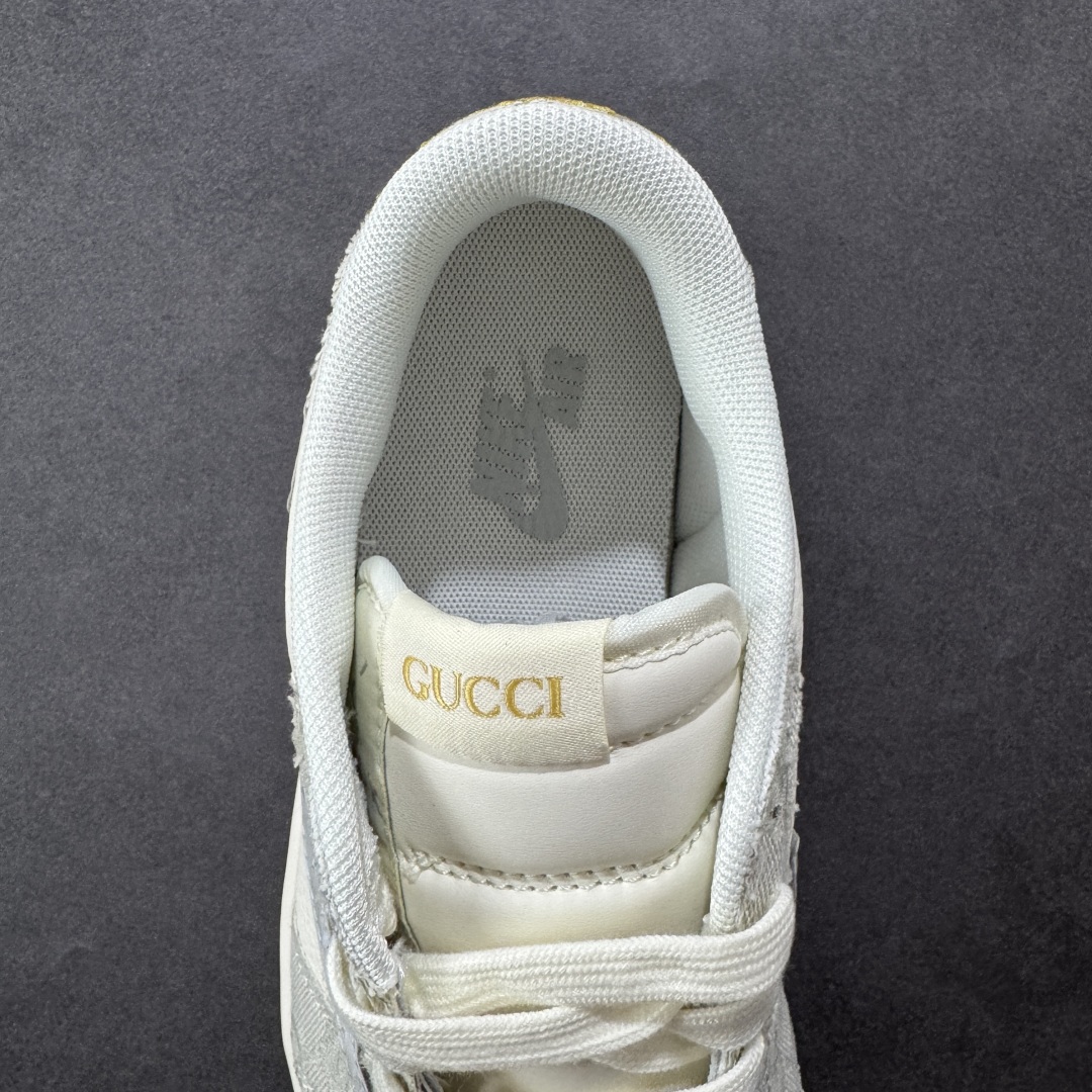 图片[7]-【定制版】Travis Scott x Fragment Design x Air Jordan 1 Low OG SP AJ1 乔1 古驰联名 烟灰帆布 低帮文化休闲板鞋 XS7089-604  #多方联名合作融合了Travis Scott 独特的音乐风格，藤原浩个性的设计风格以及Jordan品牌的经典元素 使其成为一双具有独特身份和价值的鞋子 清新而立体的外观加上联名标识更突出了其独特身份 这种配色方案显示出活力和时尚感 在视觉上引人注目 鞋身的质感和细腻的细节处理使其显得高端而格调十足 这款“倒钩”联名是设计与创意完美结合 融合多方的个性风格是一款备受瞩目的潮流鞋款  尺码：36 36.5 37.5 38 38.5 39 40 40.5 41 42 42.5 43 44 44.5 45-选品中心