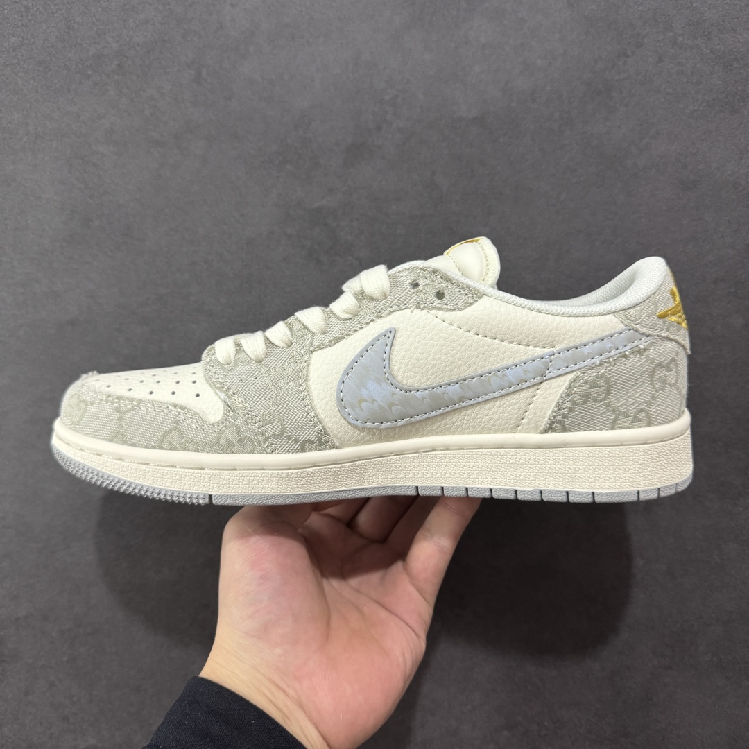 图片[2]-【定制版】Travis Scott x Fragment Design x Air Jordan 1 Low OG SP AJ1 乔1 古驰联名 烟灰帆布 低帮文化休闲板鞋 XS7089-604  #多方联名合作融合了Travis Scott 独特的音乐风格，藤原浩个性的设计风格以及Jordan品牌的经典元素 使其成为一双具有独特身份和价值的鞋子 清新而立体的外观加上联名标识更突出了其独特身份 这种配色方案显示出活力和时尚感 在视觉上引人注目 鞋身的质感和细腻的细节处理使其显得高端而格调十足 这款“倒钩”联名是设计与创意完美结合 融合多方的个性风格是一款备受瞩目的潮流鞋款  尺码：36 36.5 37.5 38 38.5 39 40 40.5 41 42 42.5 43 44 44.5 45-选品中心