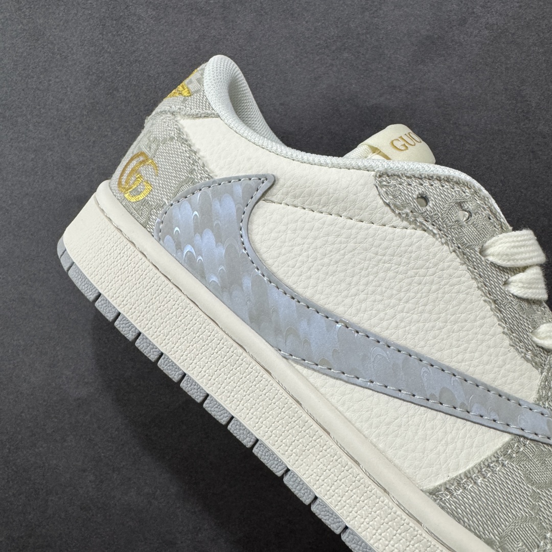 图片[6]-【定制版】Travis Scott x Fragment Design x Air Jordan 1 Low OG SP AJ1 乔1 古驰联名 烟灰帆布 低帮文化休闲板鞋 XS7089-604  #多方联名合作融合了Travis Scott 独特的音乐风格，藤原浩个性的设计风格以及Jordan品牌的经典元素 使其成为一双具有独特身份和价值的鞋子 清新而立体的外观加上联名标识更突出了其独特身份 这种配色方案显示出活力和时尚感 在视觉上引人注目 鞋身的质感和细腻的细节处理使其显得高端而格调十足 这款“倒钩”联名是设计与创意完美结合 融合多方的个性风格是一款备受瞩目的潮流鞋款  尺码：36 36.5 37.5 38 38.5 39 40 40.5 41 42 42.5 43 44 44.5 45-选品中心