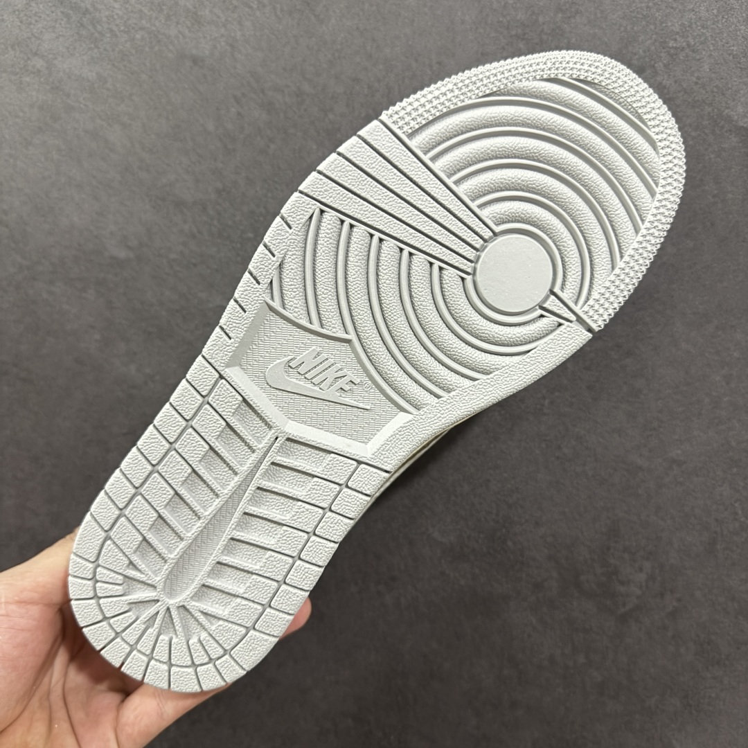 图片[9]-【定制版】Travis Scott x Fragment Design x Air Jordan 1 Low OG SP AJ1 乔1 古驰联名 烟灰帆布 低帮文化休闲板鞋 XS7089-604  #多方联名合作融合了Travis Scott 独特的音乐风格，藤原浩个性的设计风格以及Jordan品牌的经典元素 使其成为一双具有独特身份和价值的鞋子 清新而立体的外观加上联名标识更突出了其独特身份 这种配色方案显示出活力和时尚感 在视觉上引人注目 鞋身的质感和细腻的细节处理使其显得高端而格调十足 这款“倒钩”联名是设计与创意完美结合 融合多方的个性风格是一款备受瞩目的潮流鞋款  尺码：36 36.5 37.5 38 38.5 39 40 40.5 41 42 42.5 43 44 44.5 45-选品中心