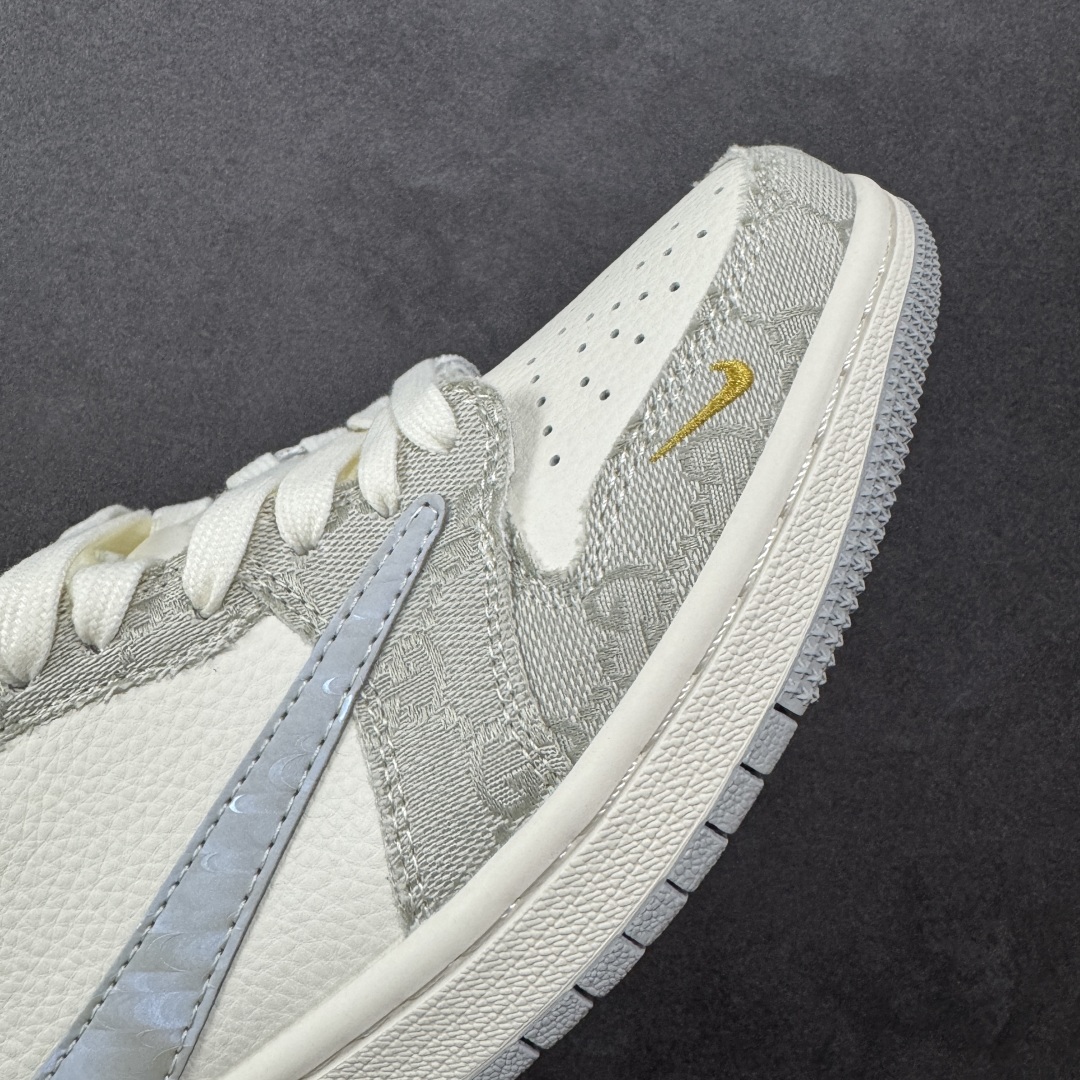 图片[5]-【定制版】Travis Scott x Fragment Design x Air Jordan 1 Low OG SP AJ1 乔1 古驰联名 烟灰帆布 低帮文化休闲板鞋 XS7089-604  #多方联名合作融合了Travis Scott 独特的音乐风格，藤原浩个性的设计风格以及Jordan品牌的经典元素 使其成为一双具有独特身份和价值的鞋子 清新而立体的外观加上联名标识更突出了其独特身份 这种配色方案显示出活力和时尚感 在视觉上引人注目 鞋身的质感和细腻的细节处理使其显得高端而格调十足 这款“倒钩”联名是设计与创意完美结合 融合多方的个性风格是一款备受瞩目的潮流鞋款  尺码：36 36.5 37.5 38 38.5 39 40 40.5 41 42 42.5 43 44 44.5 45-选品中心