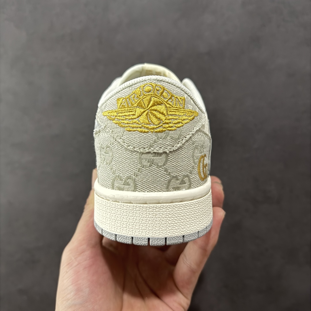 图片[4]-【定制版】Travis Scott x Fragment Design x Air Jordan 1 Low OG SP AJ1 乔1 古驰联名 烟灰帆布 低帮文化休闲板鞋 XS7089-604  #多方联名合作融合了Travis Scott 独特的音乐风格，藤原浩个性的设计风格以及Jordan品牌的经典元素 使其成为一双具有独特身份和价值的鞋子 清新而立体的外观加上联名标识更突出了其独特身份 这种配色方案显示出活力和时尚感 在视觉上引人注目 鞋身的质感和细腻的细节处理使其显得高端而格调十足 这款“倒钩”联名是设计与创意完美结合 融合多方的个性风格是一款备受瞩目的潮流鞋款  尺码：36 36.5 37.5 38 38.5 39 40 40.5 41 42 42.5 43 44 44.5 45-选品中心