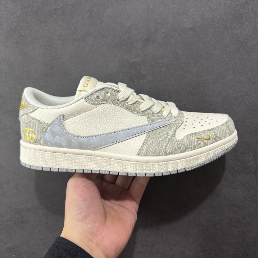 【定制版】Travis Scott x Fragment Design x Air Jordan 1 Low OG SP AJ1 乔1 古驰联名 烟灰帆布 低帮文化休闲板鞋 XS7089-604  #多方联名合作融合了Travis Scott 独特的音乐风格,藤原浩个性的设计风格以及Jordan品牌的经典元素 使其成为一双具有独特身份和价值的鞋子 清新而立体的外观加上联名标识更突出了其独特身份 这种配色方案显示出活力和时尚感 在视觉上引人注目 鞋身的质感和细腻的细节处理使其显得高端而格调十足 这款“倒钩”联名是设计与创意完美结合 融合多方的个性风格是一款备受瞩目的潮流鞋款  尺码:36 36.5 37.5 38 38.5 39 40 40.5 41 42 42.5 43 44 44.5 45-选品中心
