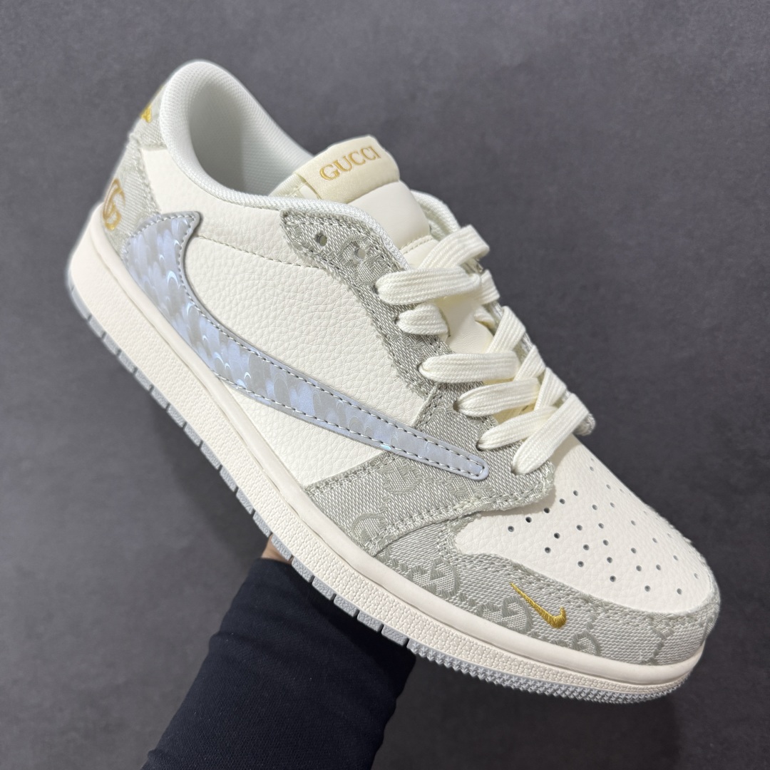 图片[3]-【定制版】Travis Scott x Fragment Design x Air Jordan 1 Low OG SP AJ1 乔1 古驰联名 烟灰帆布 低帮文化休闲板鞋 XS7089-604  #多方联名合作融合了Travis Scott 独特的音乐风格，藤原浩个性的设计风格以及Jordan品牌的经典元素 使其成为一双具有独特身份和价值的鞋子 清新而立体的外观加上联名标识更突出了其独特身份 这种配色方案显示出活力和时尚感 在视觉上引人注目 鞋身的质感和细腻的细节处理使其显得高端而格调十足 这款“倒钩”联名是设计与创意完美结合 融合多方的个性风格是一款备受瞩目的潮流鞋款  尺码：36 36.5 37.5 38 38.5 39 40 40.5 41 42 42.5 43 44 44.5 45-选品中心