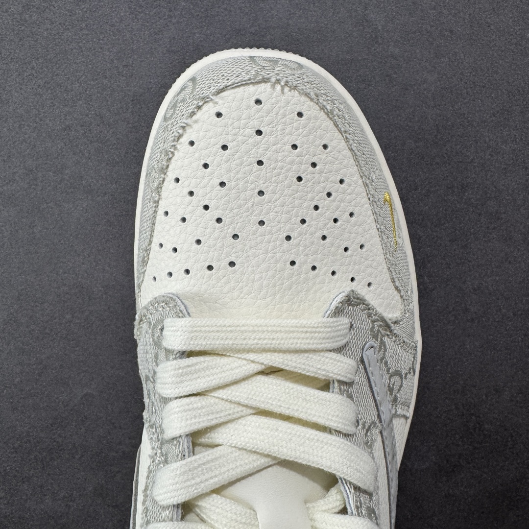 图片[8]-【定制版】Travis Scott x Fragment Design x Air Jordan 1 Low OG SP AJ1 乔1 古驰联名 烟灰帆布 低帮文化休闲板鞋 XS7089-604  #多方联名合作融合了Travis Scott 独特的音乐风格，藤原浩个性的设计风格以及Jordan品牌的经典元素 使其成为一双具有独特身份和价值的鞋子 清新而立体的外观加上联名标识更突出了其独特身份 这种配色方案显示出活力和时尚感 在视觉上引人注目 鞋身的质感和细腻的细节处理使其显得高端而格调十足 这款“倒钩”联名是设计与创意完美结合 融合多方的个性风格是一款备受瞩目的潮流鞋款  尺码：36 36.5 37.5 38 38.5 39 40 40.5 41 42 42.5 43 44 44.5 45-选品中心