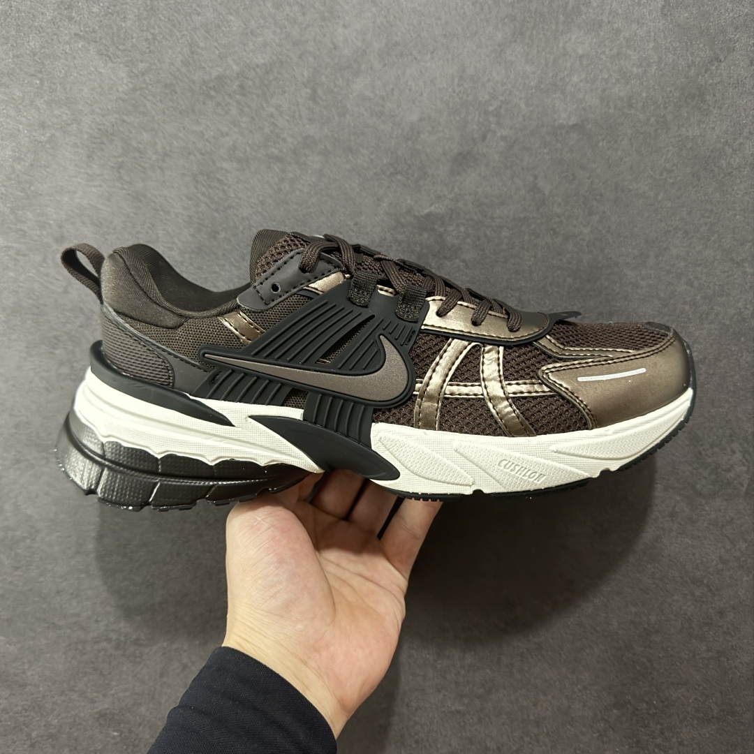 【公司级】NK V2k Runtekk 复古老爹鞋跑步鞋 HJ4497-200 材质上使用大面积网眼 皮革 TPU 组成 支撑和透气性肯定不错 中底处由 Cushlon 泡绵打造 保证在压马路时可以提供优秀脚感 并通过一手做旧氧化效果突出复古感 中底造型很容易让大家联想到巴黎世家3XL 增高效果同样不能忽视 尺码:36-45含半码-选品中心