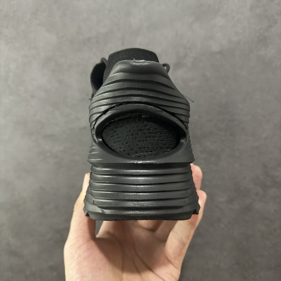 图片[4]-【纯原版】HOKA ONE ONE Restore Chukka 蛇年限定版 舒适防滑低帮休闲城市通勤跑步鞋 男女同款 黑色 HOKA ONE ONE是来自美国的跑步鞋知名品牌，创立于2009年，始终致力于为所有跑者提供更新、更好的跑步装备。相比常规跑鞋，HOKA ONE ONE特别研发使用性能独特的几何形跑鞋中底，此种鞋底更厚、更高、回弹性也更好，除了卓越的缓冲性能，它还能为各种阶段的跑者带来更具动感、更加稳定的跑步体验。HOKA ONE ONE从设计之初就清楚意识到，要保证跑者步幅的均匀一致，双脚自然而然的运动至关重要。 尺码：36 36.5 37.5 38 38.5 39 40 40.5 41 42 42.5 43 44 44.5 45-选品中心