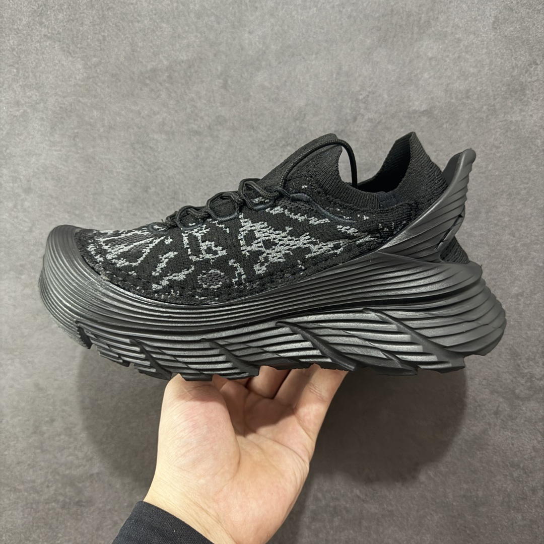 图片[2]-【纯原版】HOKA ONE ONE Restore Chukka 蛇年限定版 舒适防滑低帮休闲城市通勤跑步鞋 男女同款 黑色 HOKA ONE ONE是来自美国的跑步鞋知名品牌，创立于2009年，始终致力于为所有跑者提供更新、更好的跑步装备。相比常规跑鞋，HOKA ONE ONE特别研发使用性能独特的几何形跑鞋中底，此种鞋底更厚、更高、回弹性也更好，除了卓越的缓冲性能，它还能为各种阶段的跑者带来更具动感、更加稳定的跑步体验。HOKA ONE ONE从设计之初就清楚意识到，要保证跑者步幅的均匀一致，双脚自然而然的运动至关重要。 尺码：36 36.5 37.5 38 38.5 39 40 40.5 41 42 42.5 43 44 44.5 45-选品中心