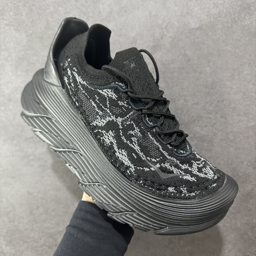 图片[3]-【纯原版】HOKA ONE ONE Restore Chukka 蛇年限定版 舒适防滑低帮休闲城市通勤跑步鞋 男女同款 黑色 HOKA ONE ONE是来自美国的跑步鞋知名品牌，创立于2009年，始终致力于为所有跑者提供更新、更好的跑步装备。相比常规跑鞋，HOKA ONE ONE特别研发使用性能独特的几何形跑鞋中底，此种鞋底更厚、更高、回弹性也更好，除了卓越的缓冲性能，它还能为各种阶段的跑者带来更具动感、更加稳定的跑步体验。HOKA ONE ONE从设计之初就清楚意识到，要保证跑者步幅的均匀一致，双脚自然而然的运动至关重要。 尺码：36 36.5 37.5 38 38.5 39 40 40.5 41 42 42.5 43 44 44.5 45-选品中心