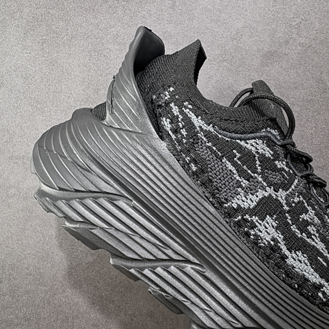 图片[6]-【纯原版】HOKA ONE ONE Restore Chukka 蛇年限定版 舒适防滑低帮休闲城市通勤跑步鞋 男女同款 黑色 HOKA ONE ONE是来自美国的跑步鞋知名品牌，创立于2009年，始终致力于为所有跑者提供更新、更好的跑步装备。相比常规跑鞋，HOKA ONE ONE特别研发使用性能独特的几何形跑鞋中底，此种鞋底更厚、更高、回弹性也更好，除了卓越的缓冲性能，它还能为各种阶段的跑者带来更具动感、更加稳定的跑步体验。HOKA ONE ONE从设计之初就清楚意识到，要保证跑者步幅的均匀一致，双脚自然而然的运动至关重要。 尺码：36 36.5 37.5 38 38.5 39 40 40.5 41 42 42.5 43 44 44.5 45-选品中心