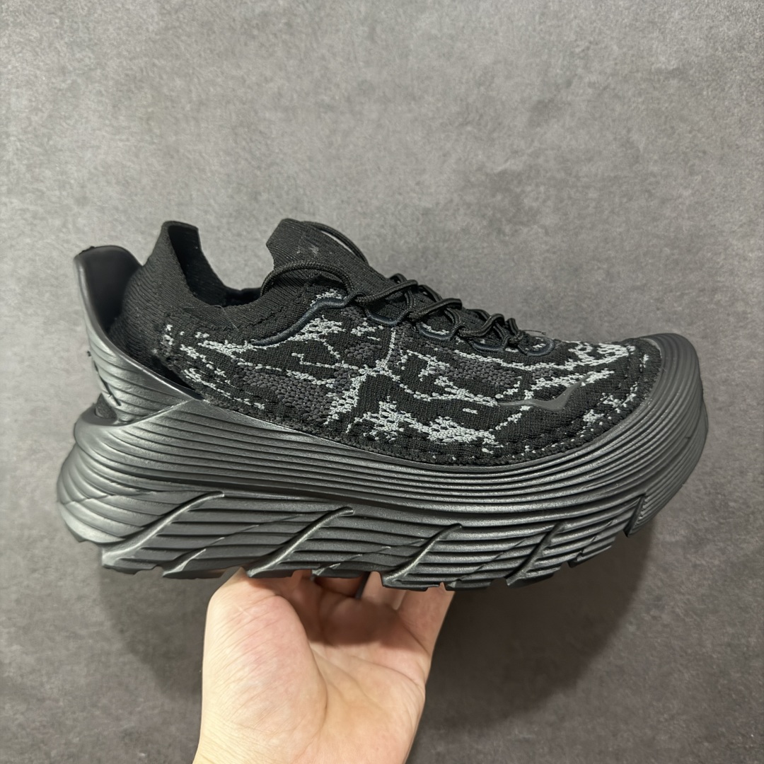 【纯原版】HOKA ONE ONE Restore Chukka 蛇年限定版 舒适防滑低帮休闲城市通勤跑步鞋 男女同款 黑色 HOKA ONE ONE是来自美国的跑步鞋知名品牌,创立于2009年,始终致力于为所有跑者提供更新、更好的跑步装备。相比常规跑鞋,HOKA ONE ONE特别研发使用性能独特的几何形跑鞋中底,此种鞋底更厚、更高、回弹性也更好,除了卓越的缓冲性能,它还能为各种阶段的跑者带来更具动感、更加稳定的跑步体验。HOKA ONE ONE从设计之初就清楚意识到,要保证跑者步幅的均匀一致,双脚自然而然的运动至关重要。 尺码:36 36.5 37.5 38 38.5 39 40 40.5 41 42 42.5 43 44 44.5 45-选品中心