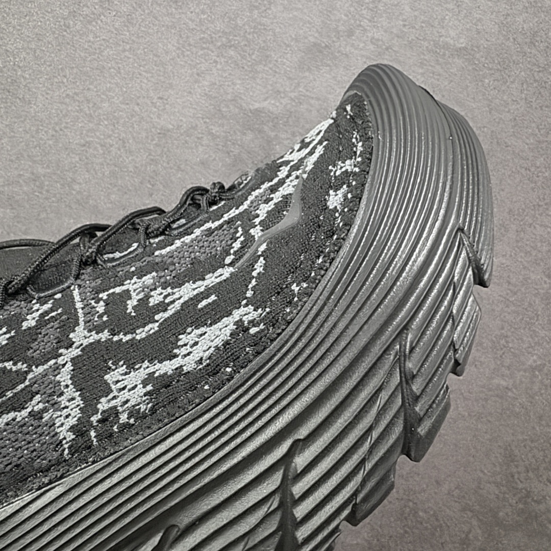 图片[5]-【纯原版】HOKA ONE ONE Restore Chukka 蛇年限定版 舒适防滑低帮休闲城市通勤跑步鞋 男女同款 黑色 HOKA ONE ONE是来自美国的跑步鞋知名品牌，创立于2009年，始终致力于为所有跑者提供更新、更好的跑步装备。相比常规跑鞋，HOKA ONE ONE特别研发使用性能独特的几何形跑鞋中底，此种鞋底更厚、更高、回弹性也更好，除了卓越的缓冲性能，它还能为各种阶段的跑者带来更具动感、更加稳定的跑步体验。HOKA ONE ONE从设计之初就清楚意识到，要保证跑者步幅的均匀一致，双脚自然而然的运动至关重要。 尺码：36 36.5 37.5 38 38.5 39 40 40.5 41 42 42.5 43 44 44.5 45-选品中心